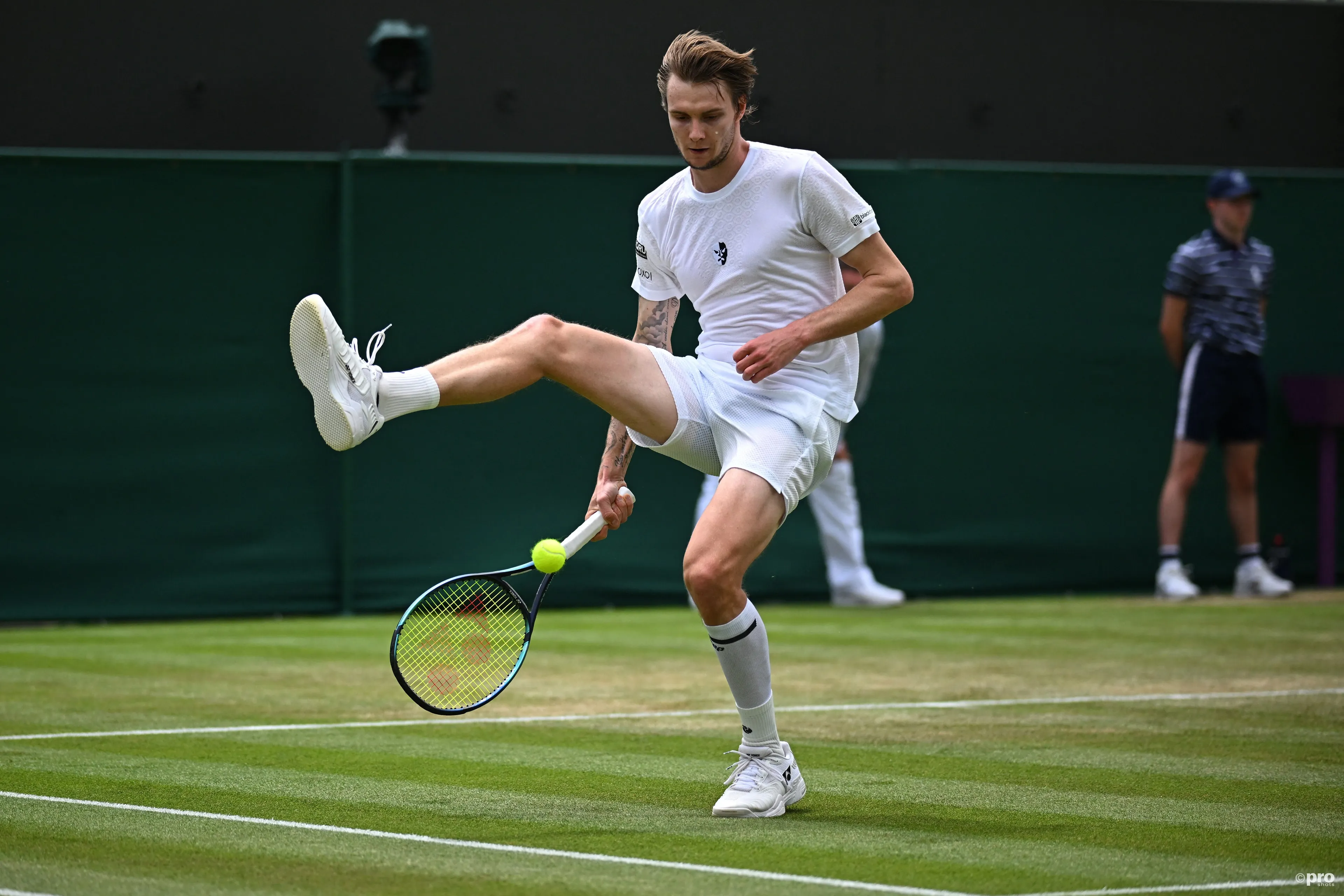 (VIDEO) Alexander Bublik begeistert das Publikum mit einem beeindruckenden Tweener im Doppelpack bei den DC Open