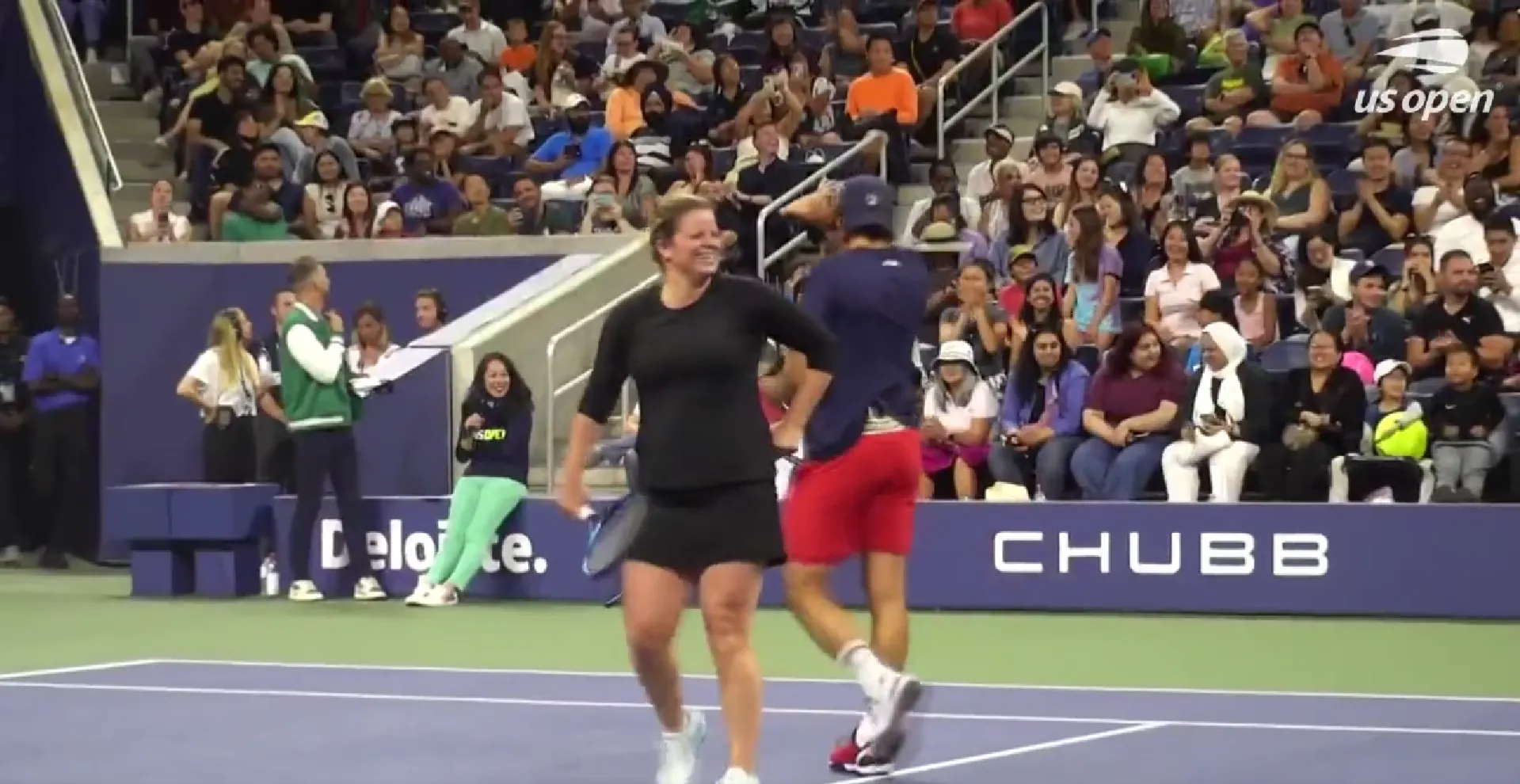 (VIDEO) Tennislegenden bieten eine Show bei den US Open: Wozniacki bereitet sich auf die Rückkehr nach Flushing Meadows mit Blake, Clijsters und Haas vor