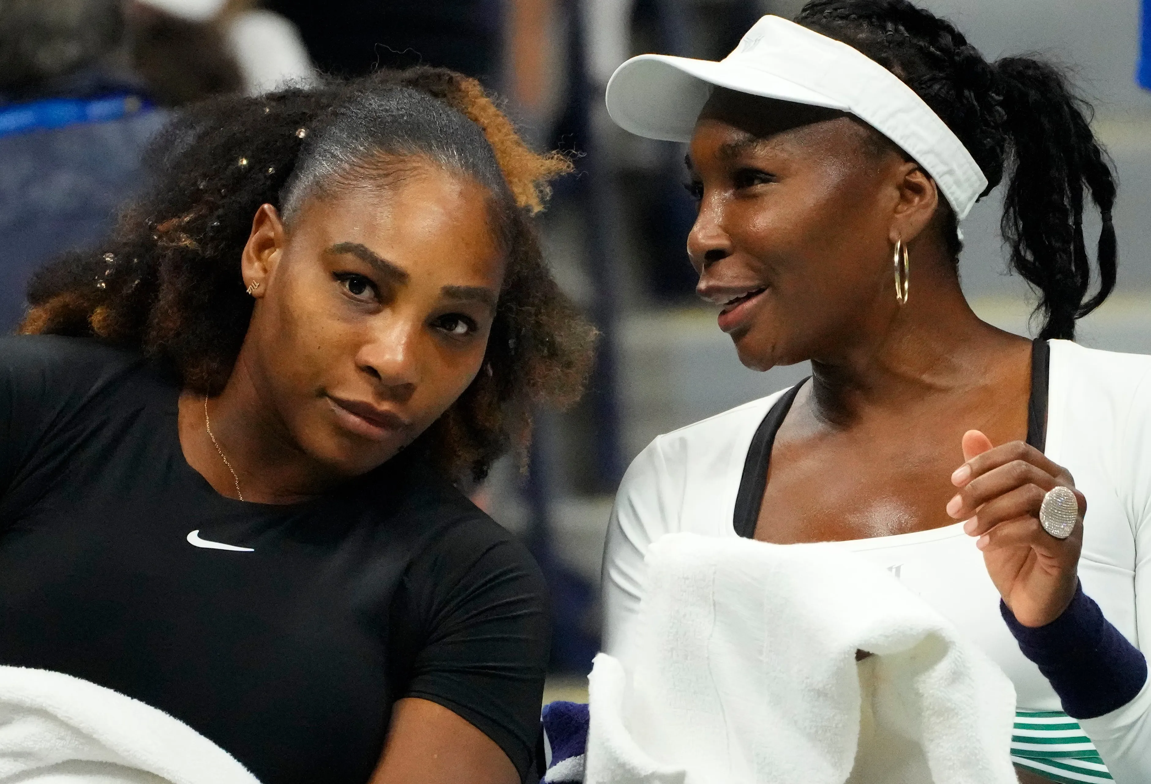 (VIDEO) "Sie stehen offiziell auf meiner Liste der zu verpassenden Schläge": Kevin Hart fordert Serena Williams und Venus Williams nach Tennistraining mit Sohn heraus