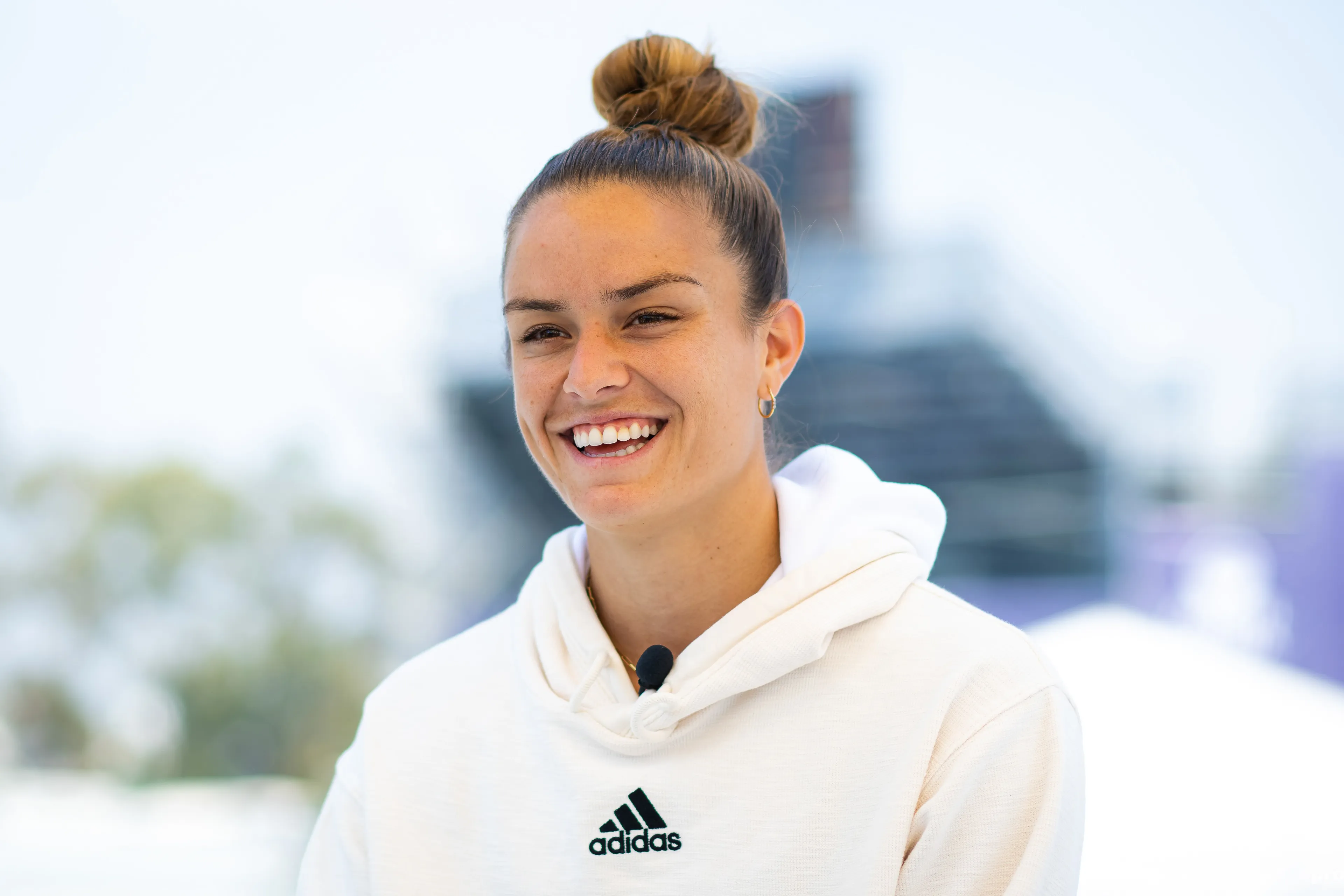 (VIDEO) Sakkari erhält Liebe vom DC Open-Publikum.Einer ruft beim Break Point "Ich liebe dich Maria", was Pegula ein Lächeln entlockt