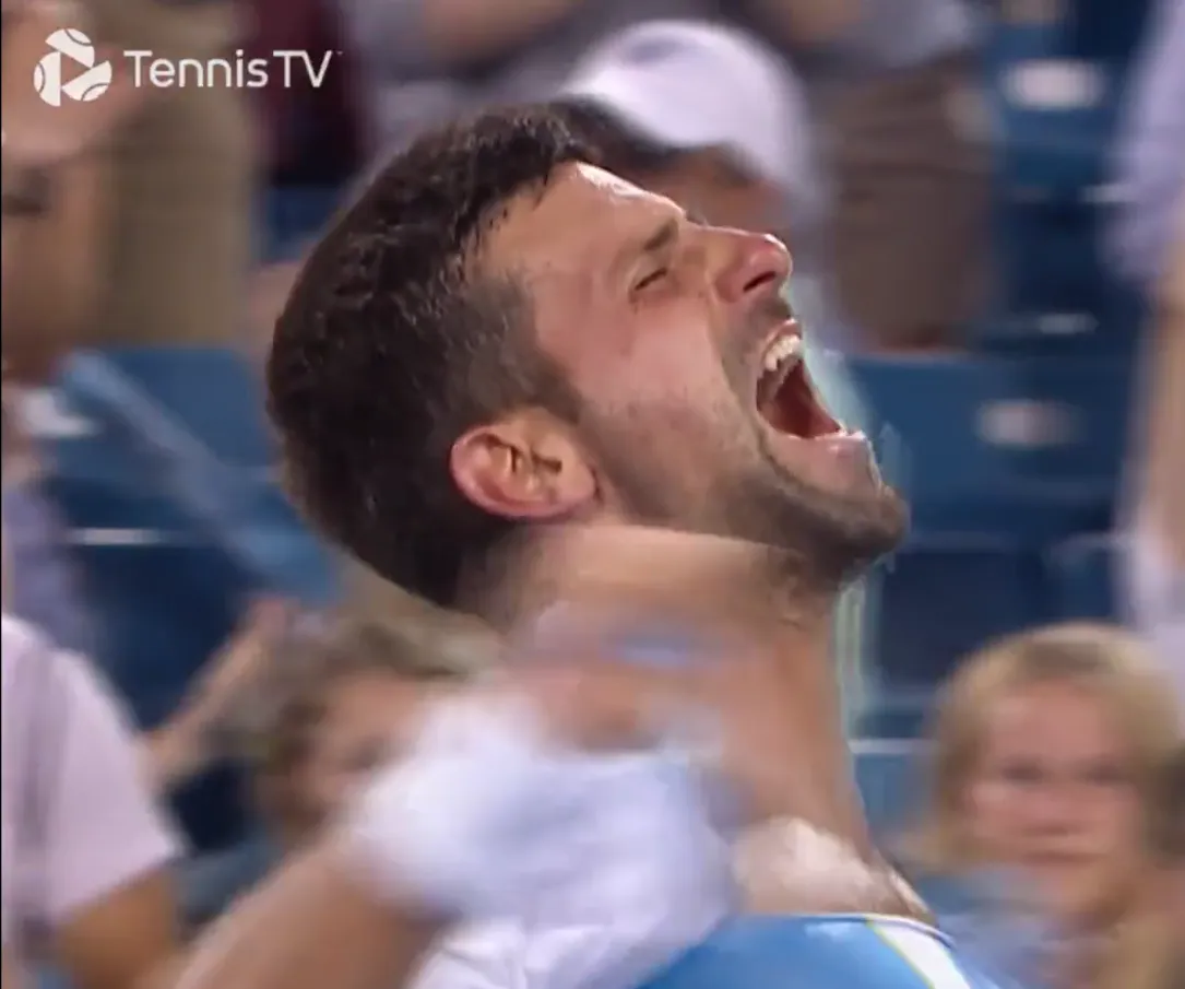 Djokovic se arranca la camiseta tras ganarle a Alcaraz en Cincinnati: "Uno de los partidos más duros que he jugado en mi vida"