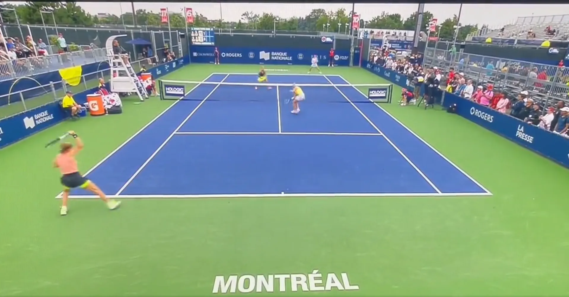 (VIDEO) "Hast du das nicht gesehen?": Mehr Unfälle im Doppel bei den Canadian Open: Muchova trifft Vondrousova mit Ball