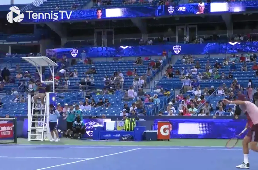 (VIDEO) Tommy Paul hilariously hits chair umpire accidentally with his serve during Alcaraz tie