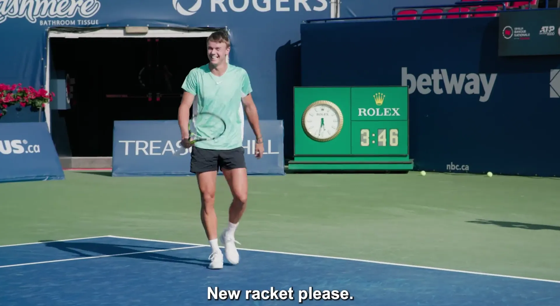 (VÍDEO) Carlos Alcaraz y Holger Rune afrontan el reto de la raqueta imposible en el Open de Canadá: "Más difícil de lo que parece"