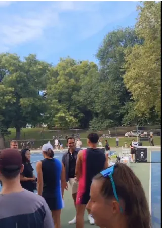 (VÍDEO) Roger Federer es visto en Nueva York junto a Iga Swiatek y Ben Shelton en el lanzamiento de ON