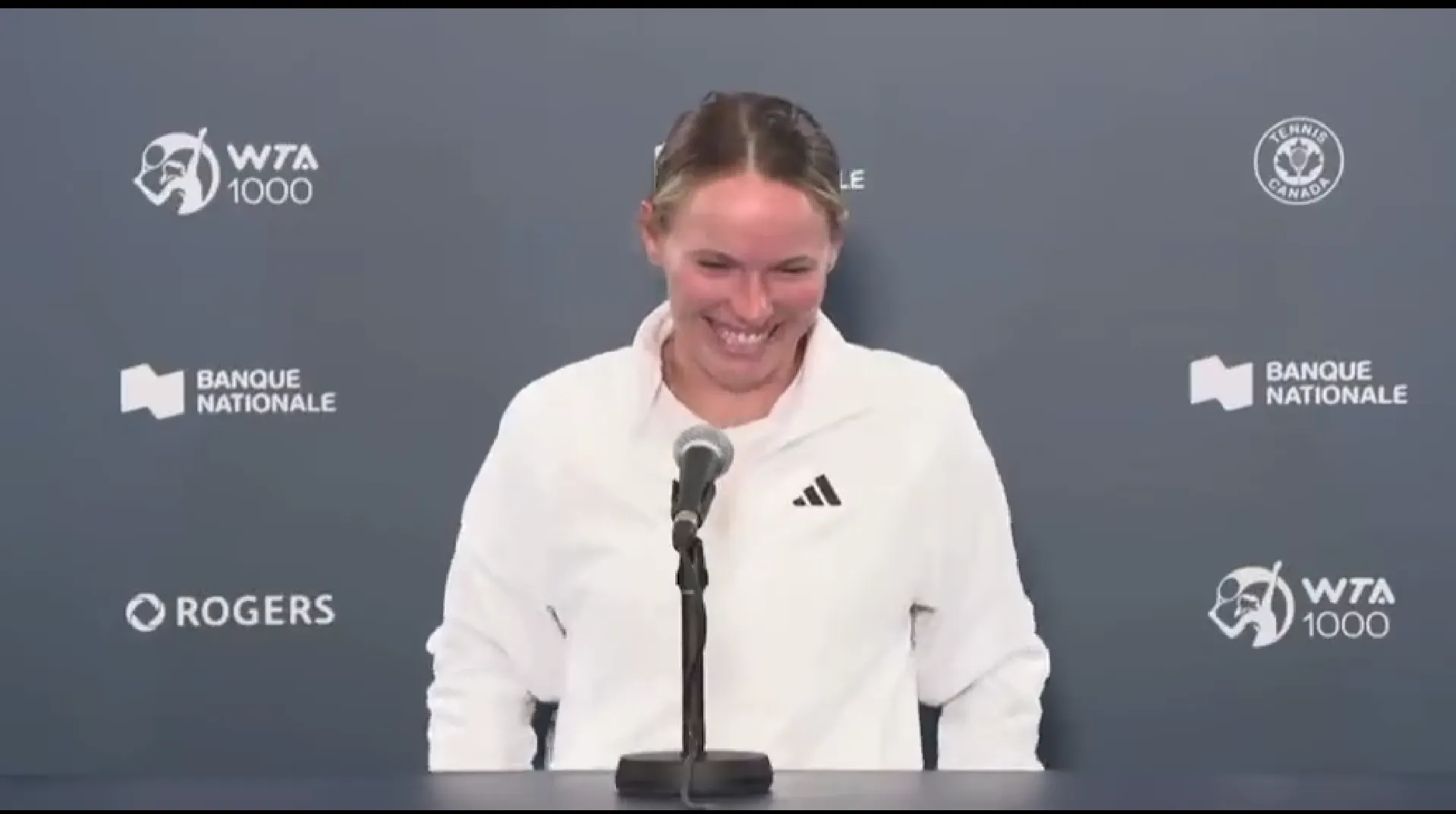 (VIDEO) "Ich meine... es ist noch nicht so viele Jahre her": Komischer Moment, als Wozniacki gebeten wird, Frauentennis mit dem nach ihrem Australian Open-Sieg zu vergleichen