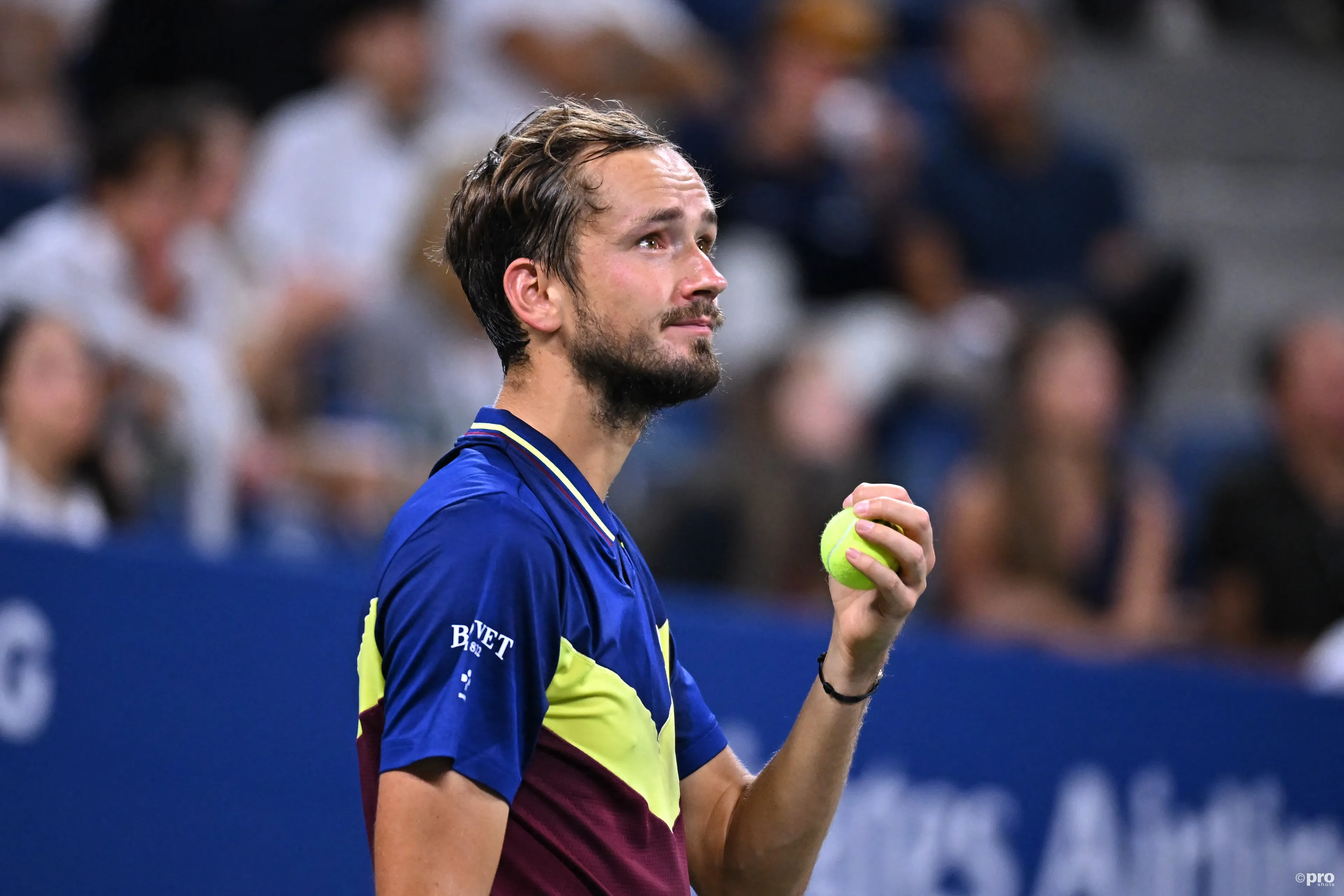 (VIDEO) Daniil Medvedev's daughter walks by poster at ATP Finals and recognises her dad