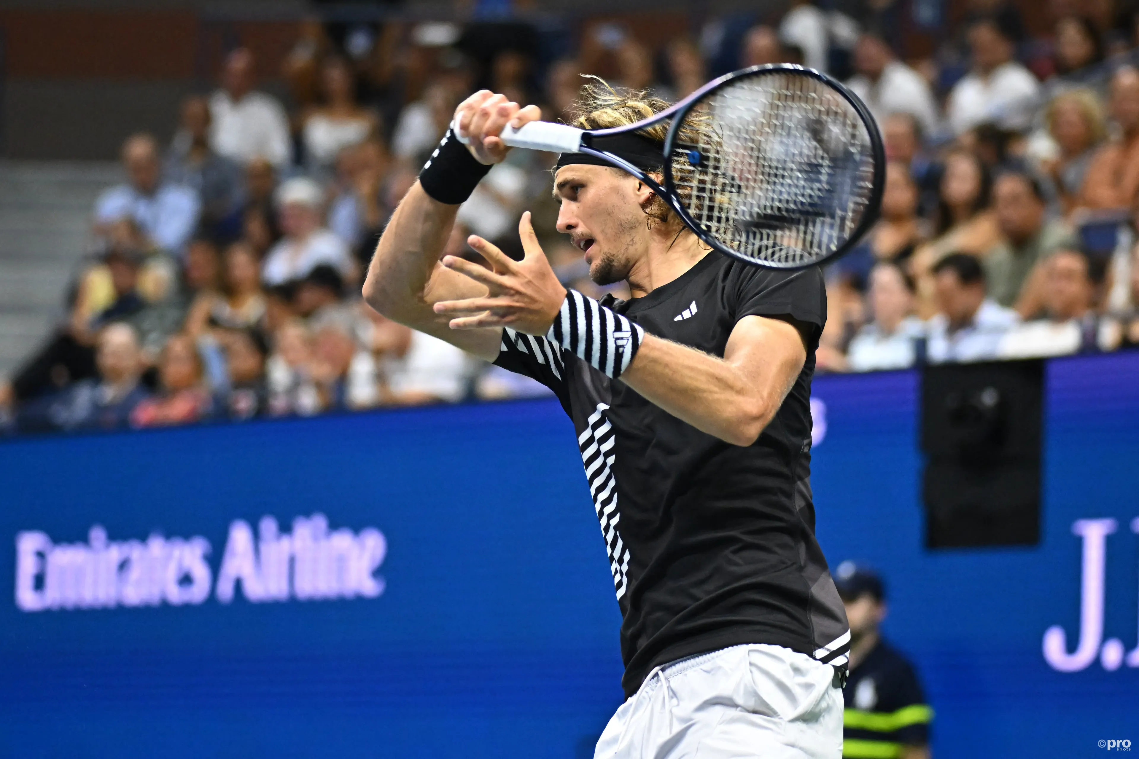 Zverev schafft mit seinem Sieg über Davidovich Fokina ein spannendes Comeback und steht im Viertelfinale der China Open