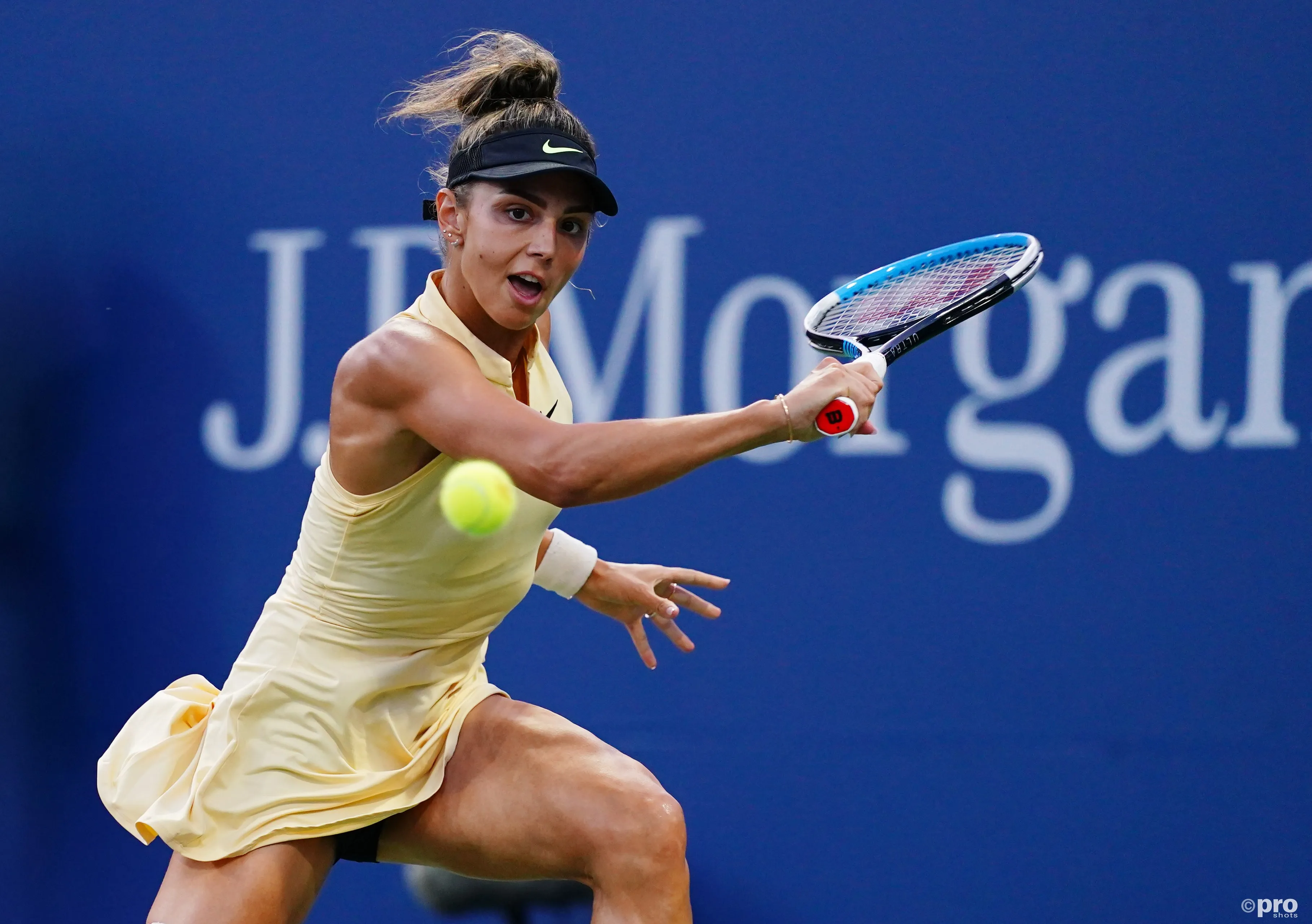 Der rumänische Star Jaqueline Cristian hält an der jährlichen Tradition fest, bei den Transylvania Open einen Dracula-Umhang zu tragen