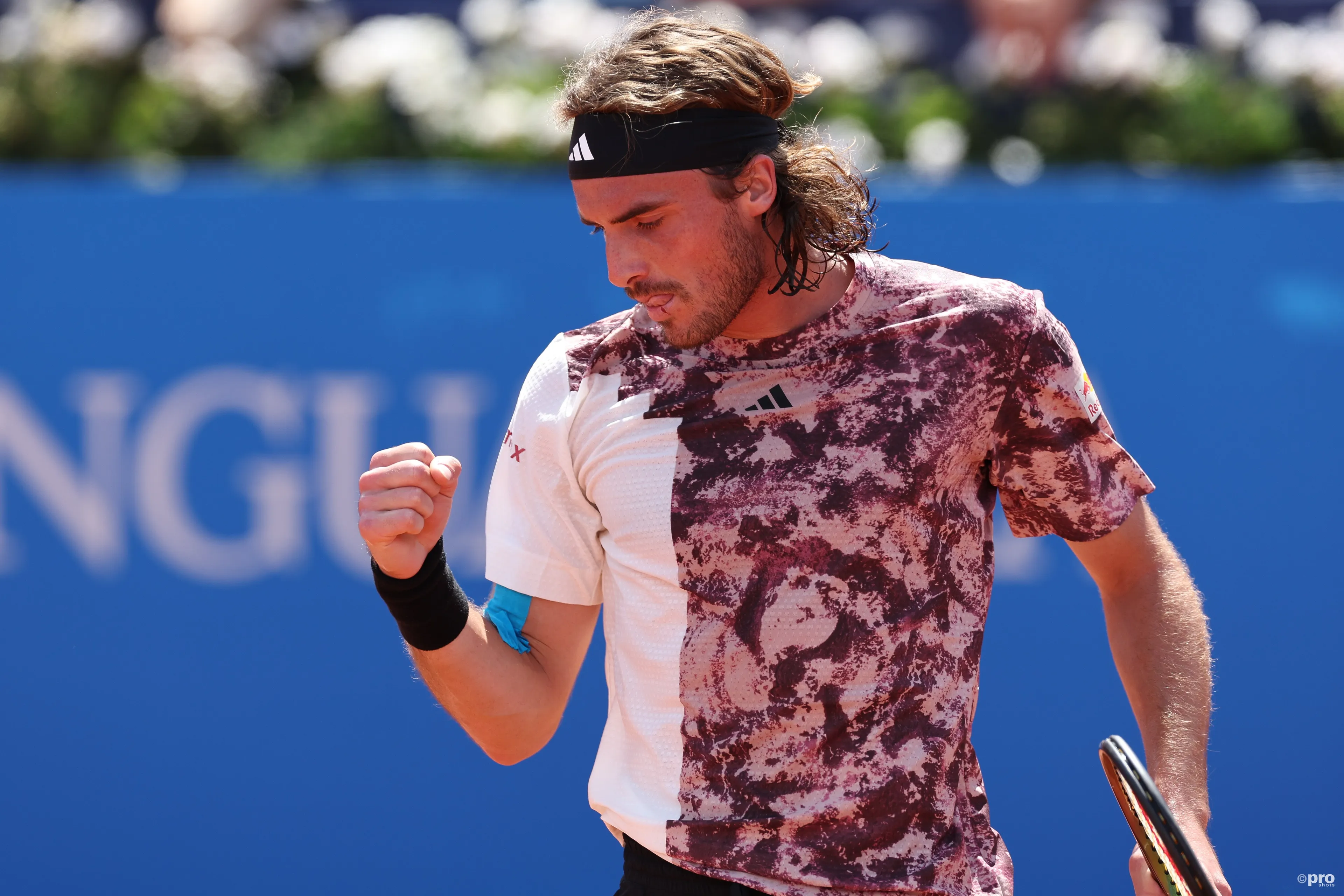 Tsitsipas sorri na Bélgica: Triunfo em sets directos contra Van de Zandschulp leva-o aos quartos de final.