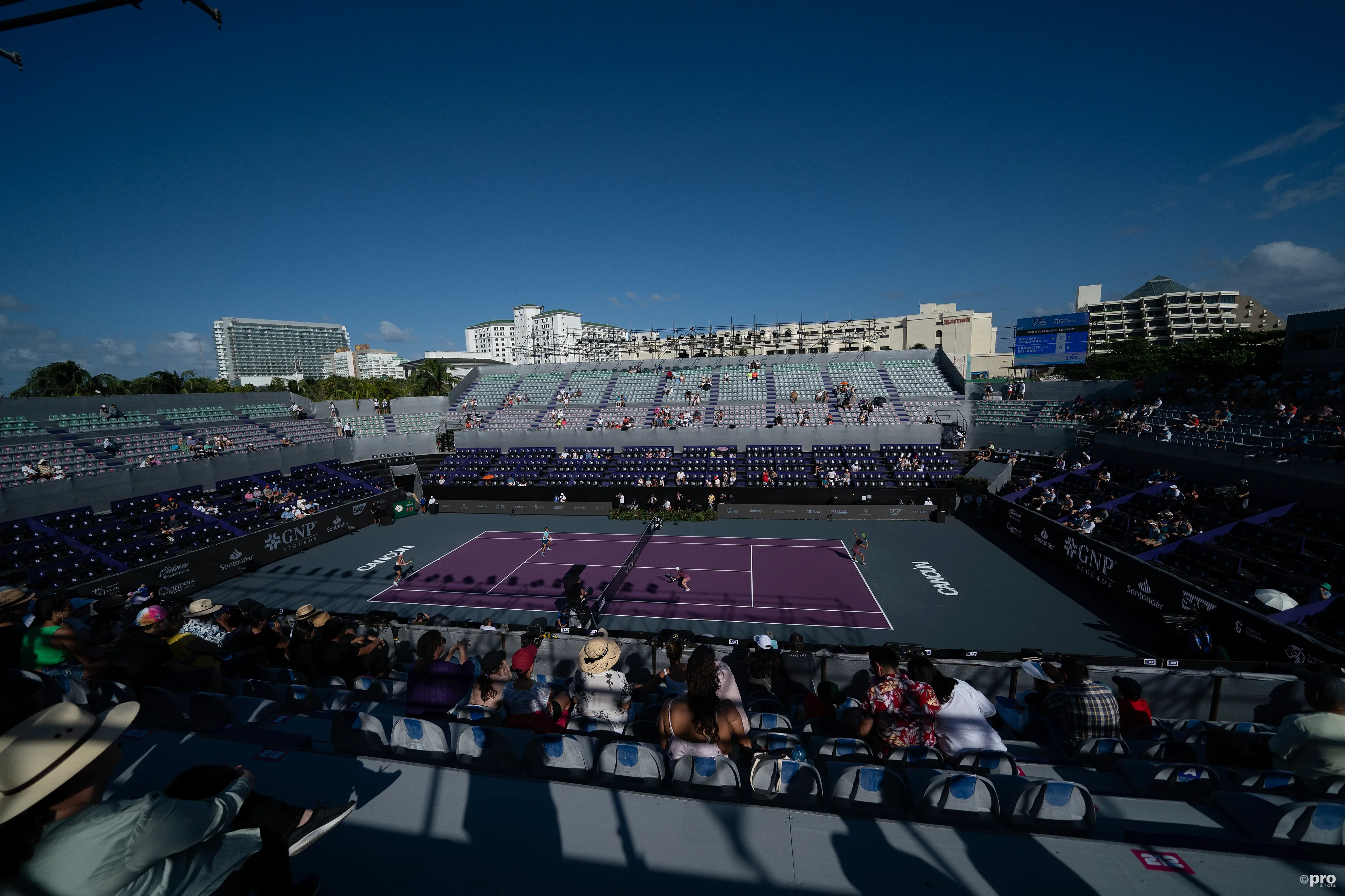 (VIDEO) Cancún continua um caos com os courts completamente alagados antes do inicio do segundo dia das Finais WTA