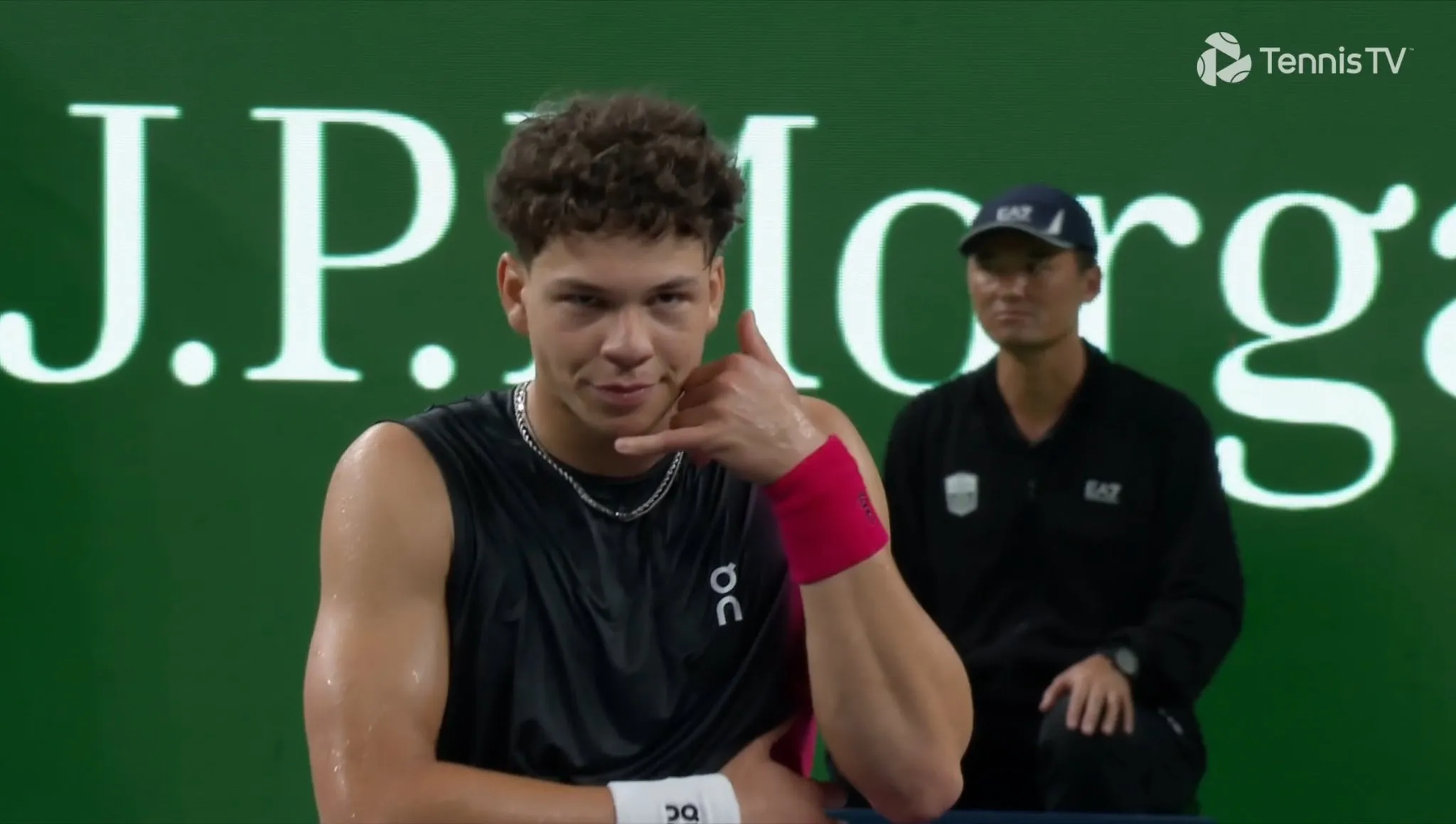 (VÍDEO) Ben Shelton vuelve a hacer el gesto del teléfono celebrando su victoria sobre Jannik Sinner en el Masters de Shanghai
