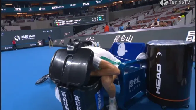 Sinner es grabado vomitando en una papelera durante el agotador encuentro ante Dimitrov