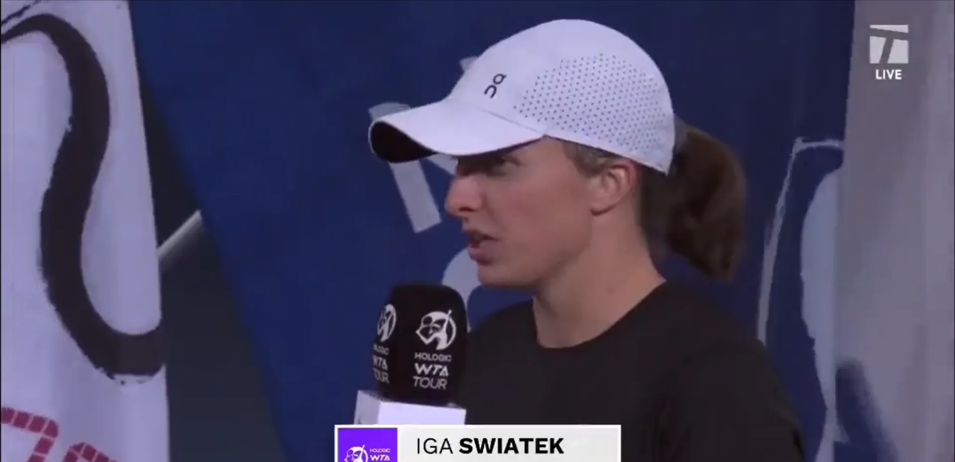 (VIDEO) Urkomische Verwirrung bei Iga Swiateks China Open-Siegerrede: "Ich weiß nicht, ob dies ein Interview oder eine Rede ist"