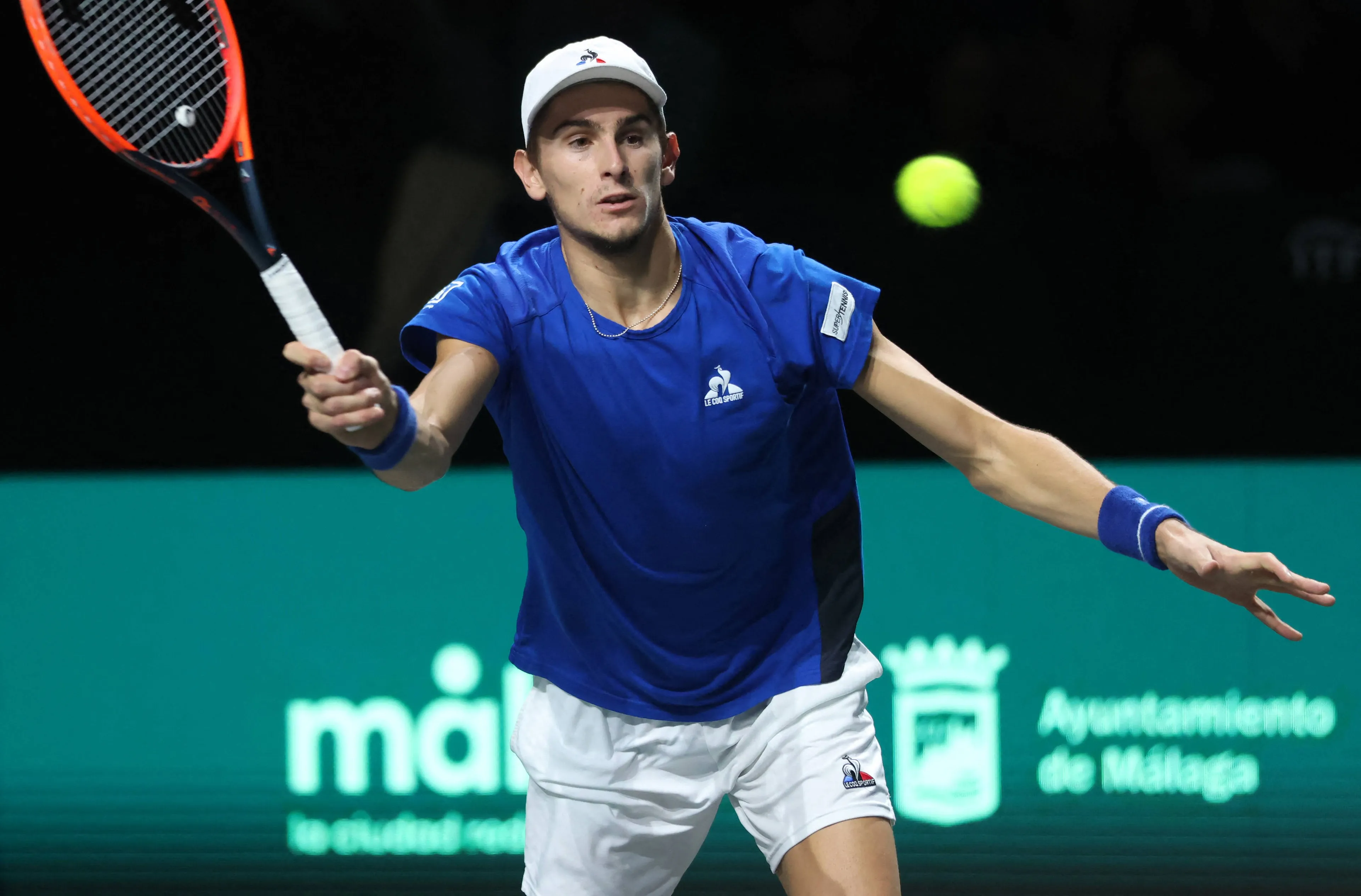 (VIDEO) Der Davis Cup-Effekt: Matteo Arnaldi weint sich in den Armen seiner Freundin die Augen aus, nachdem er Italien zum Davis Cup-Sieg geführt hat