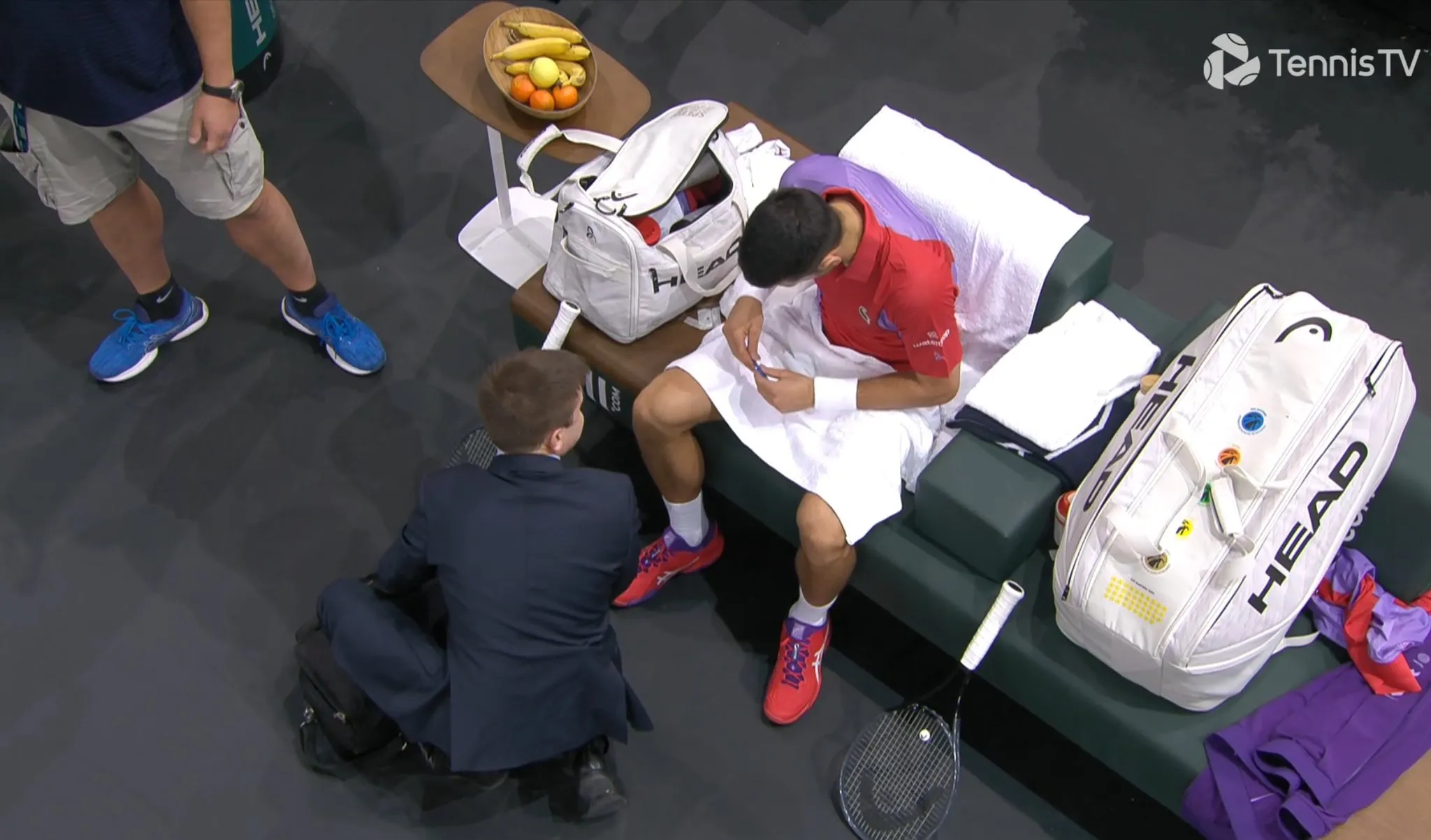 Novak Djokovic recibe pastillas del médico antes de perder el primer set en el Masters de París