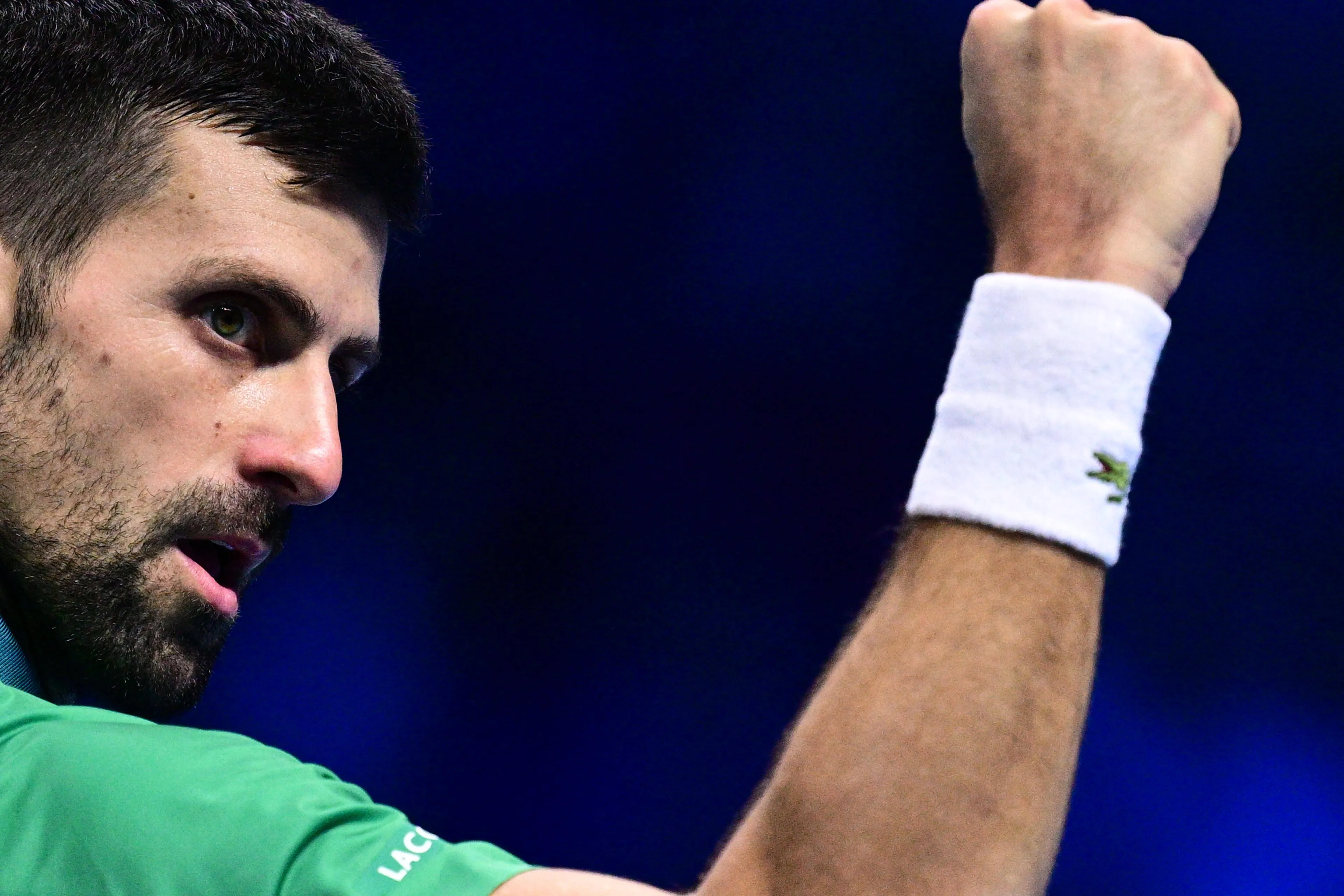 Novak Djokovic wird nach seinem Triumph bei den ATP Finals als "durstiger Kannibale" bezeichnet, nachdem er zuvor Jannik Sinner auf bizarre Weise gekrönt hatte