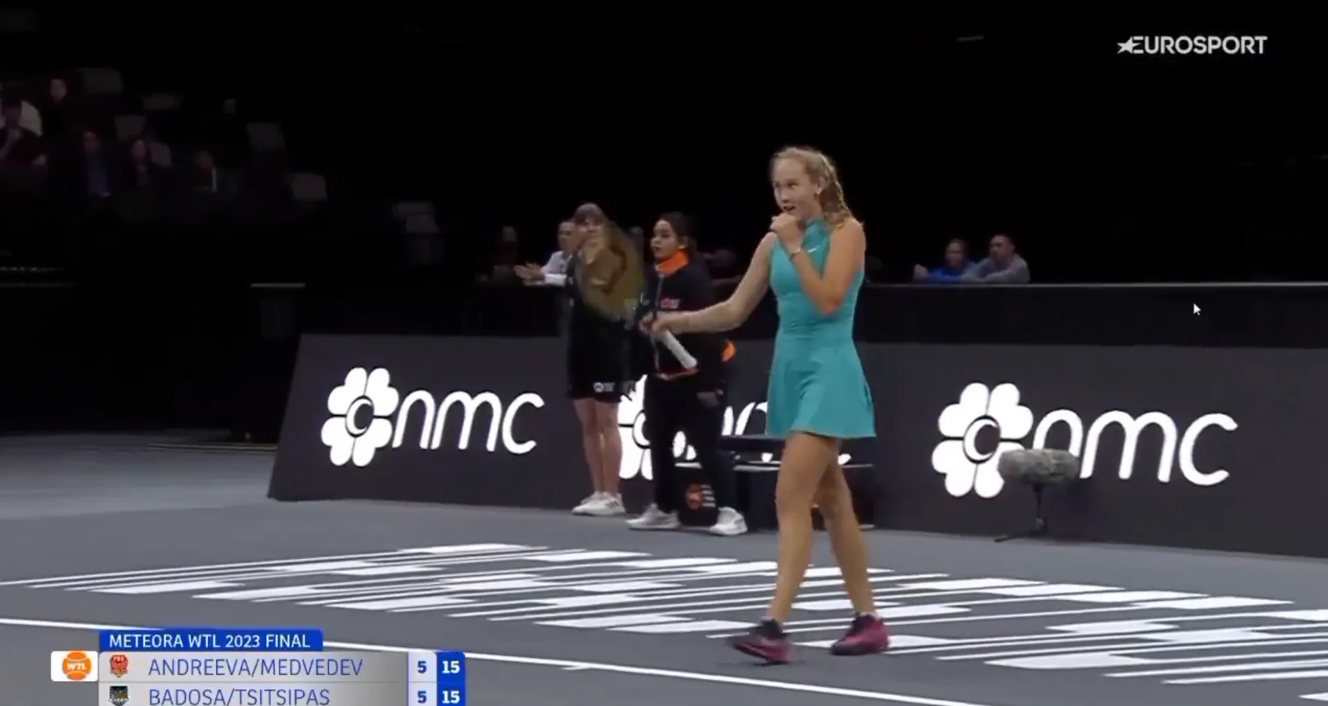 (VIDEO) Meisterhafte Mirra Andreeva liefert sich ein Kopf-an-Kopf-Rennen mit Stefanos Tsitsipas im Doppel und siegt bei der World Tennis League