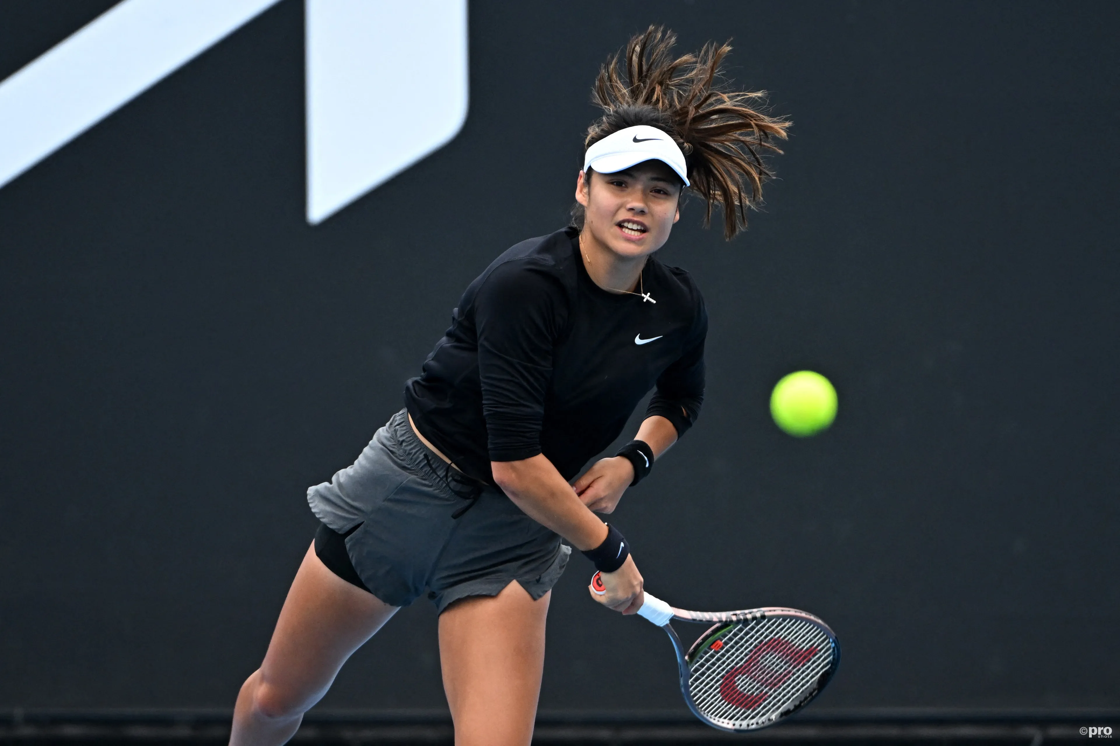 "Sie ist eine Gefahr, aber sie kann auch früh verlieren": Emma Raducanu steht vor den Australian Open am Scheideweg, gibt Martina Navratilova zu