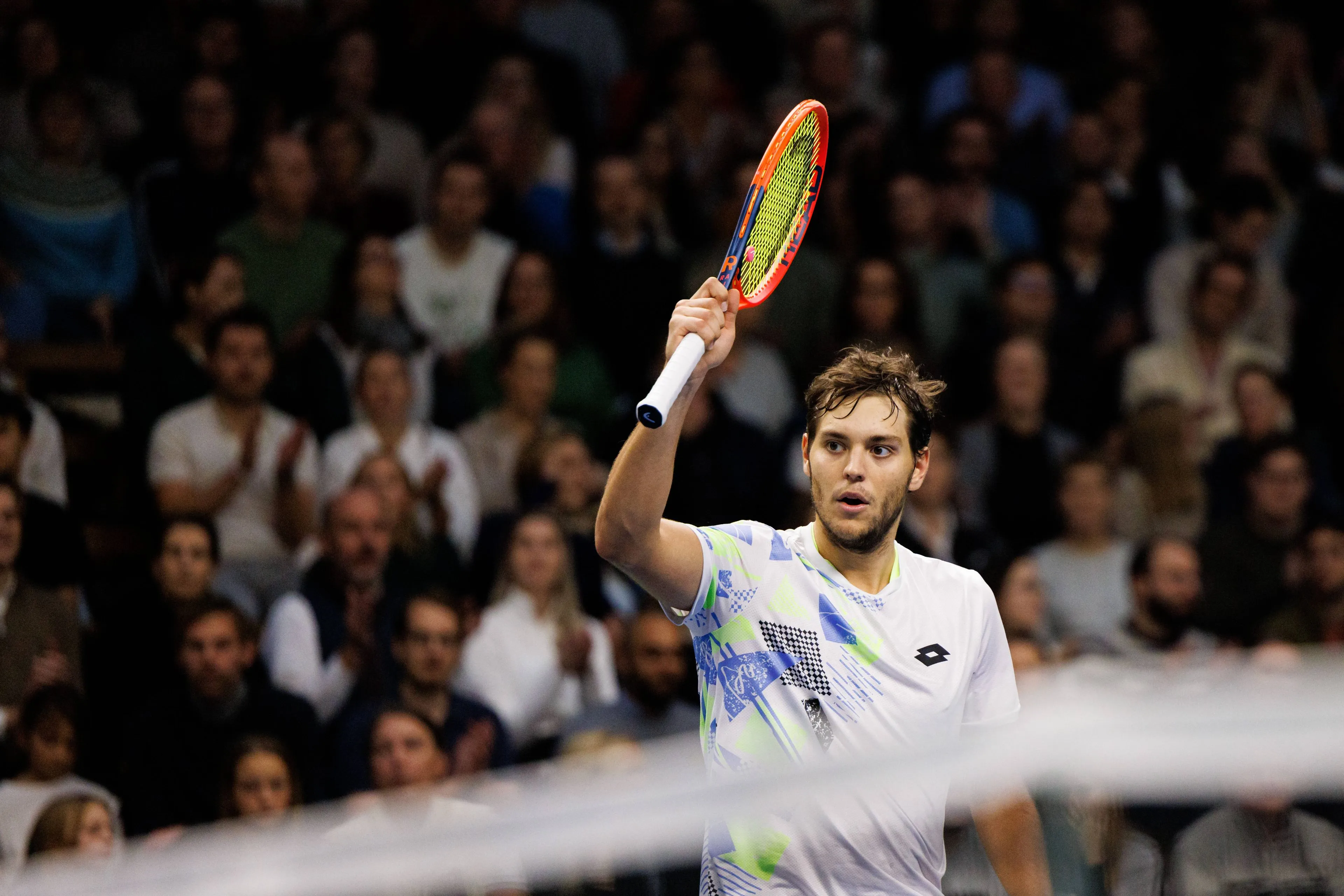 (VIDEO) Pavel Kotov kommt knapp an einer möglichen Disqualifikation davon, nachdem er bei den Australian Open ein Ballmädchen in Angst und Schrecken versetzt hat