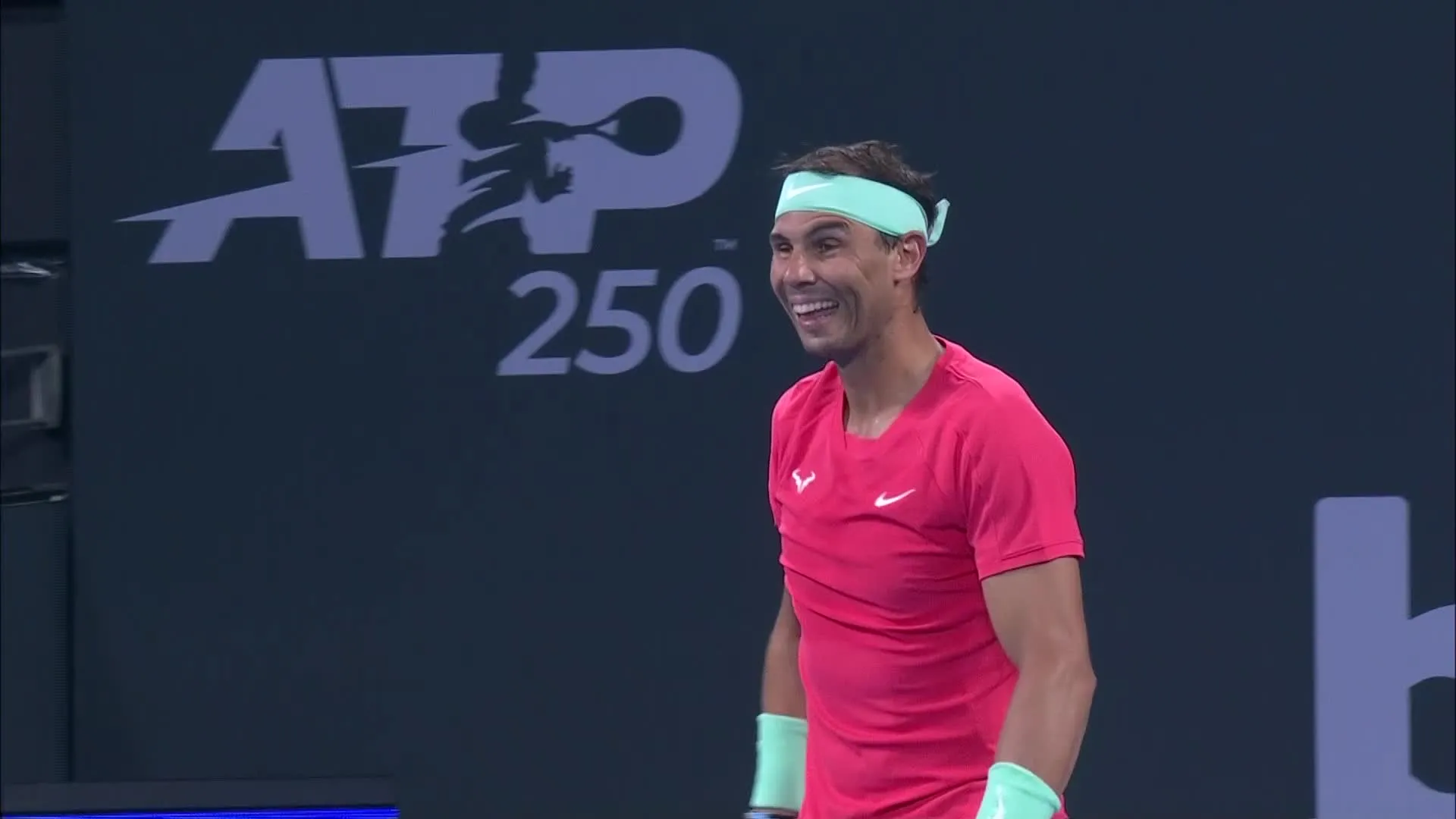 (VIDEO) Rafael Nadal erhält eine Zeitüberschreitung, weil er beim Brisbane International zu lange auf der Toilette war