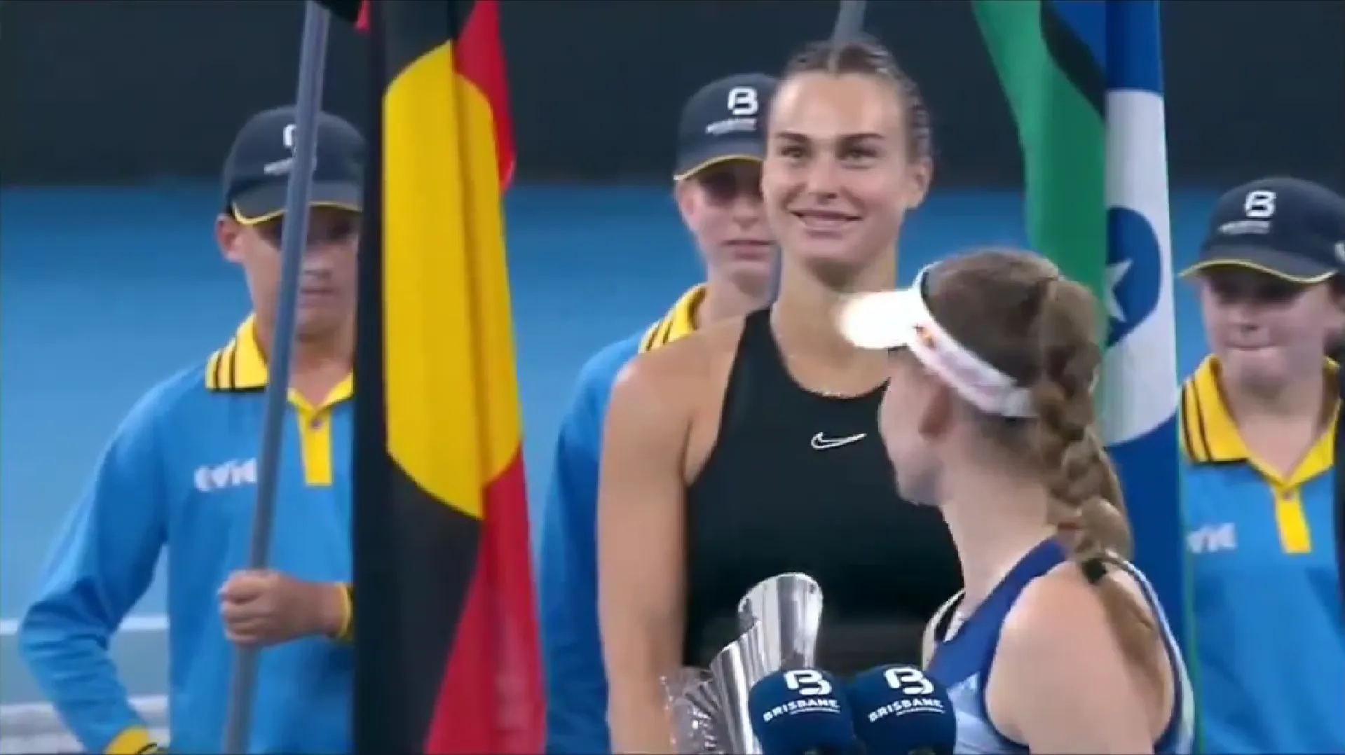 (VIDEO) "Keine Gratulationen": Aryna Sabalenkas witzige Antwort auf Elena Rybakina, die ihrem Team nach der Niederlage in Brisbane gratulierte