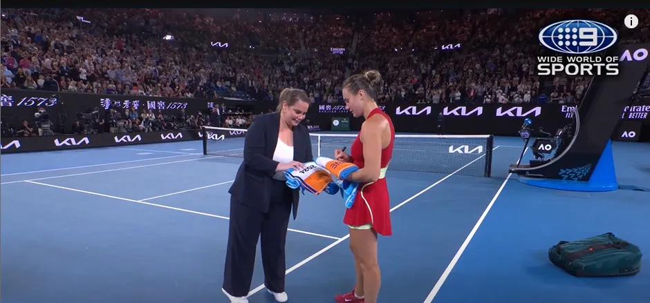 (VIDEO) Herzerwärmende Geste von Aryna Sabalenka: Die Australian Open-Siegerin signiert Handtücher, die von einer Hilfsorganisation für häusliche Gewalt versteigert werden