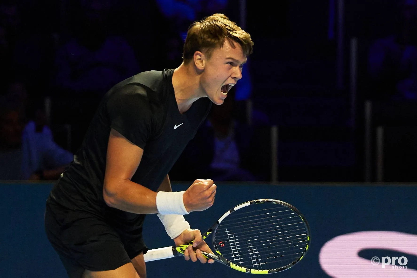 "Dafür sollte sein Friseur besser eine Strafe absitzen": Tennisfans reagieren urkomisch auf Holger Runes neue Irokesenfrisur in Montpellier