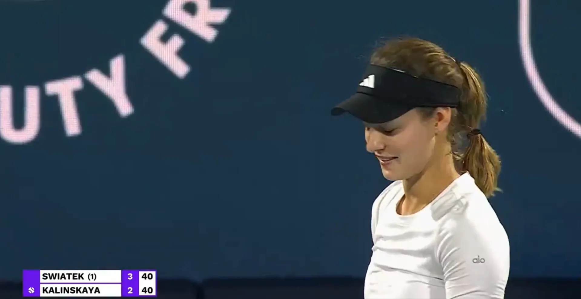 (VIDEO) Anna Kalinskaya hilariously left in stitches after loud sneeze distraction during Iga Swiatek win in Dubai