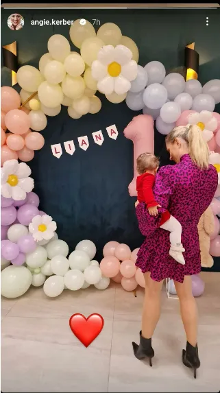 Kerber ist mit Liana im Arm abgebildet, vor einem Hintergrund aus Luftballon-Dekorationen und dem Namen ihrer Tochter in der Mitte. Sie beschriftete das Bild mit einem Herz-Emoji.