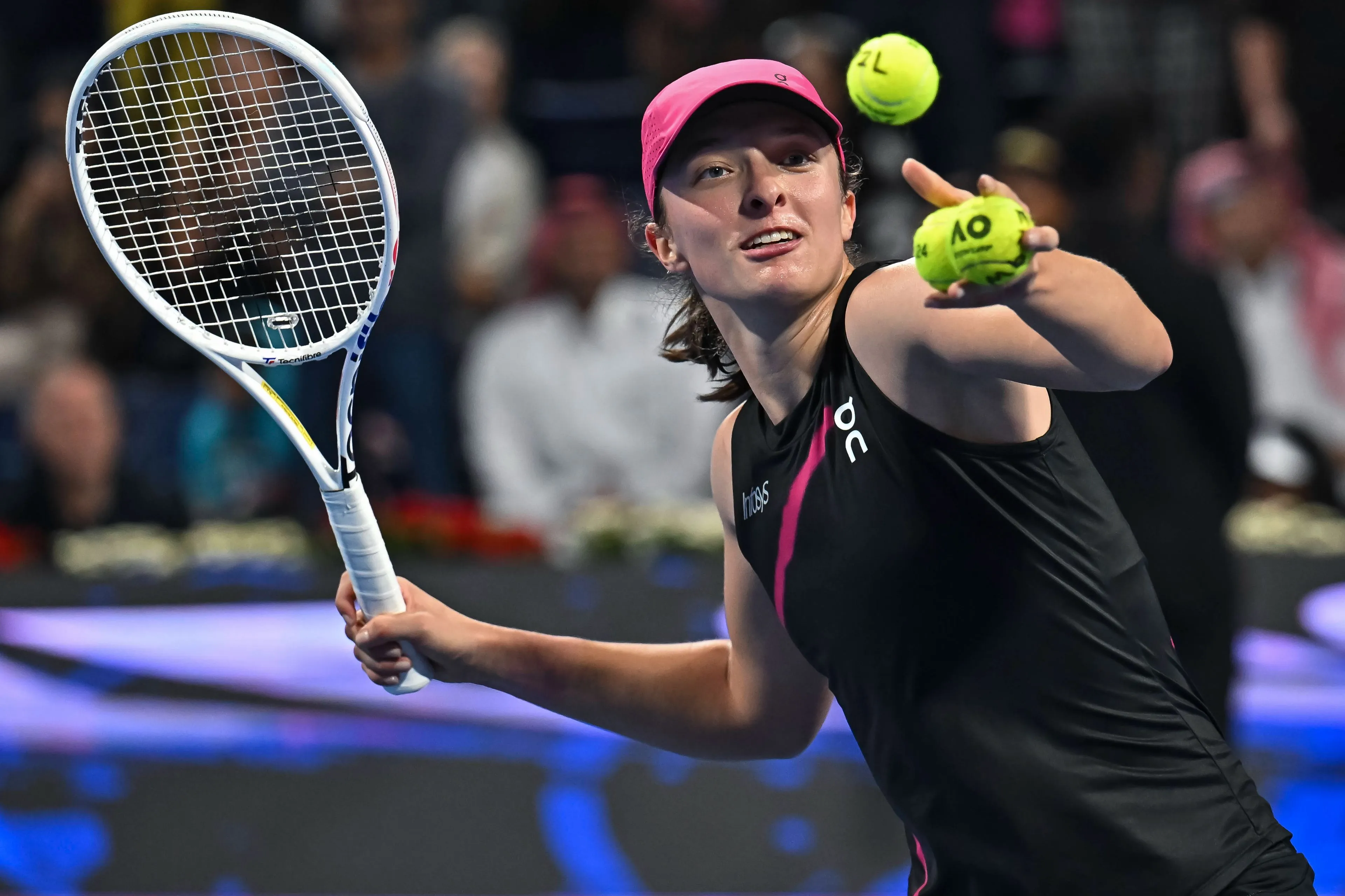 "Ist mir eigentlich egal": Iga Swiatek stört sich nicht daran, dass Yulia Putintseva bei ihrem deutlichen Sieg in Indian Wells mit dem Unterarm aufschlägt