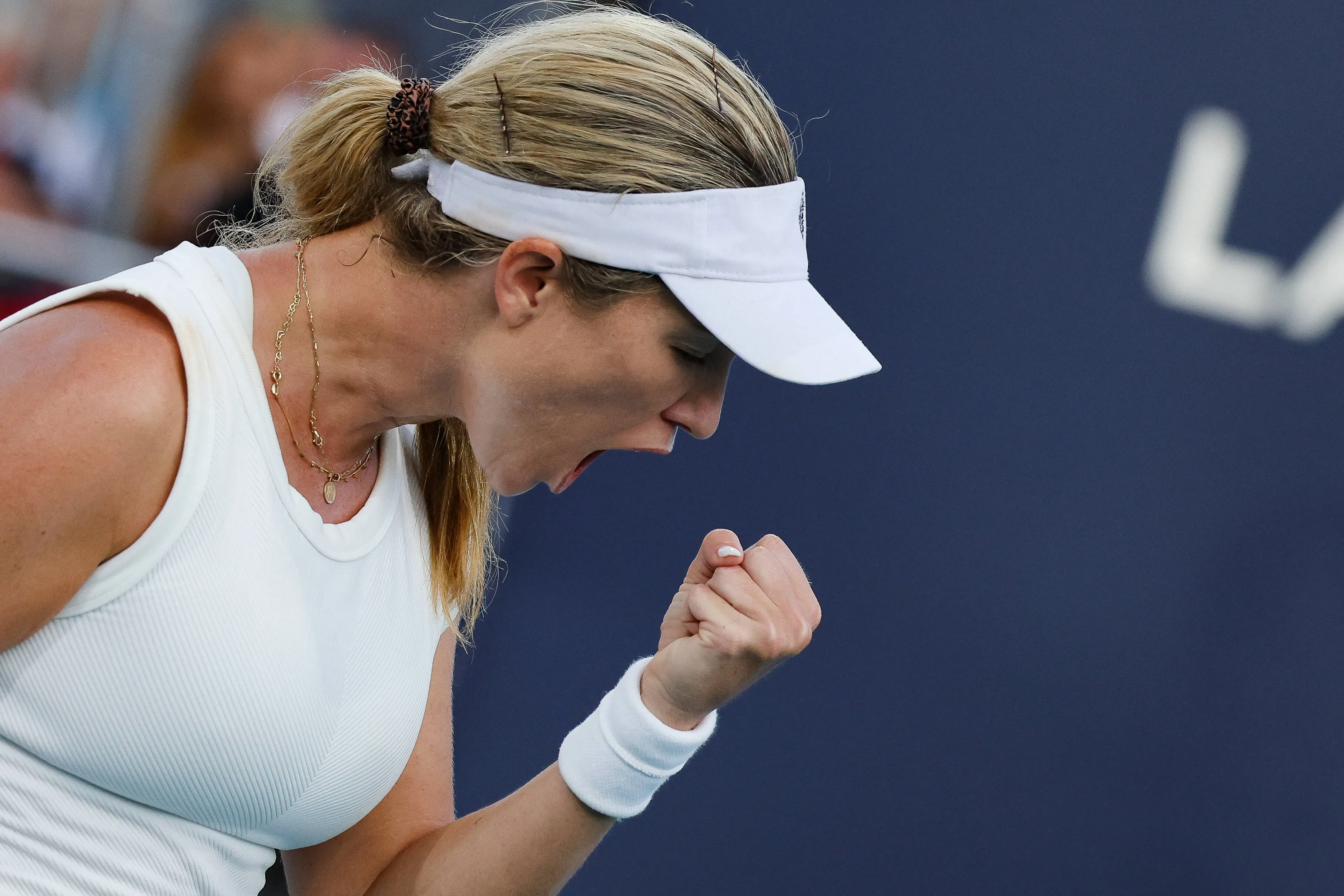 Danielle COLLINS continues impressive form, dispatches Ons JABEUR to reach Charleston Open round of 16