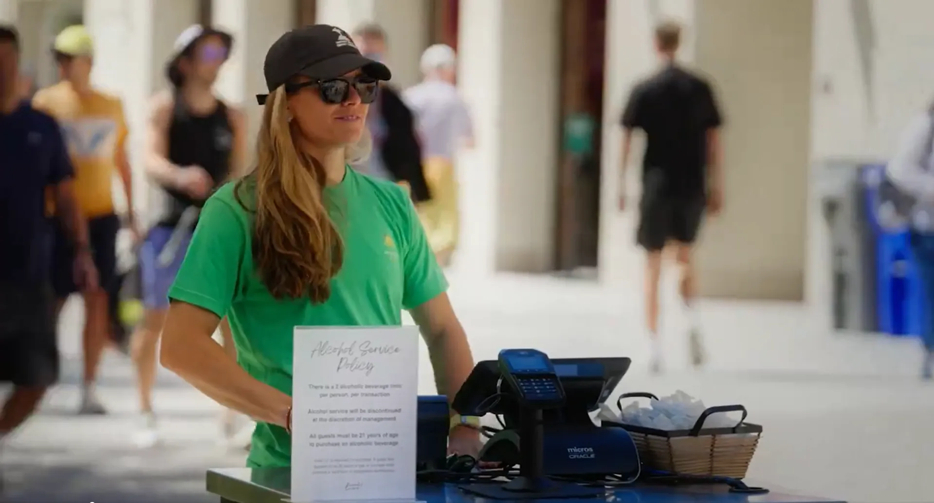 (VIDEO) Andrey Rublev als Sicherheitskraft? Maria Sakkari als Popcorn-Verkäuferin? Top-Tennisstars verkleiden sich in Indian Wells als Personal