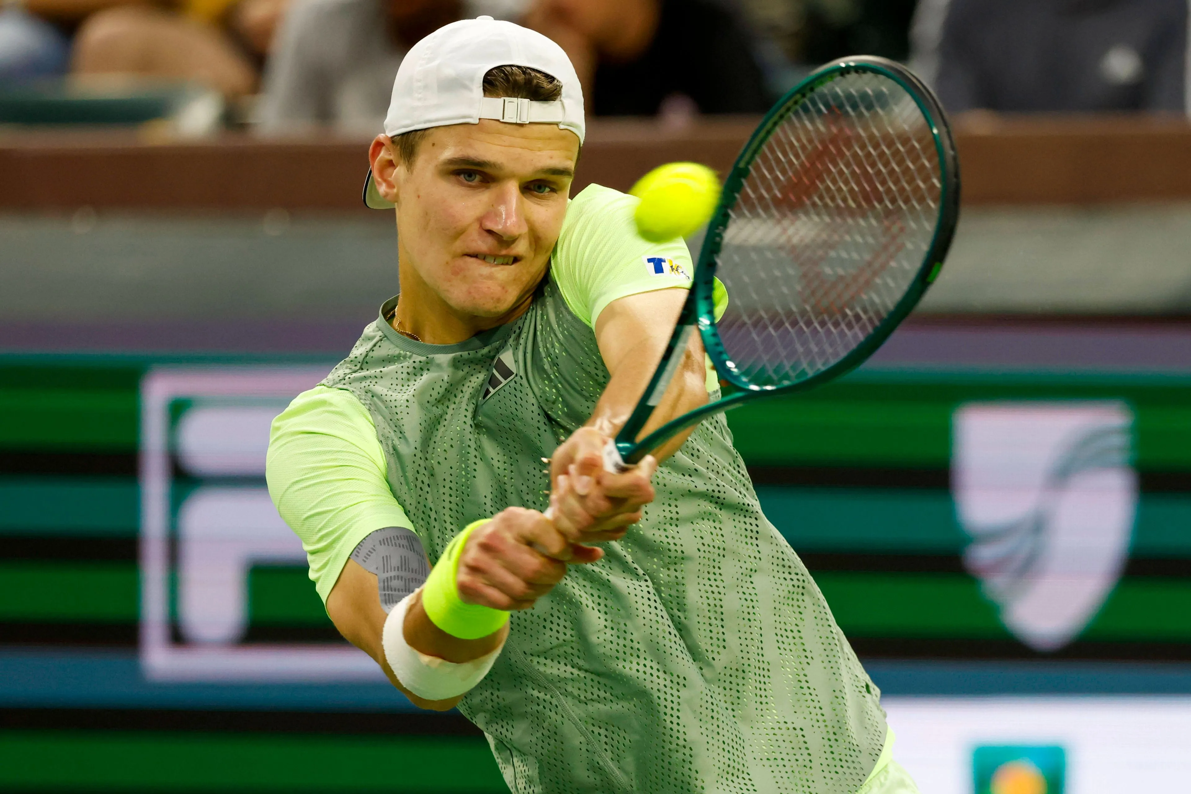 (VIDEO) Meltdown moment as Jakub Mensik flings his racquet and nearly hits ball boy at Miami Open