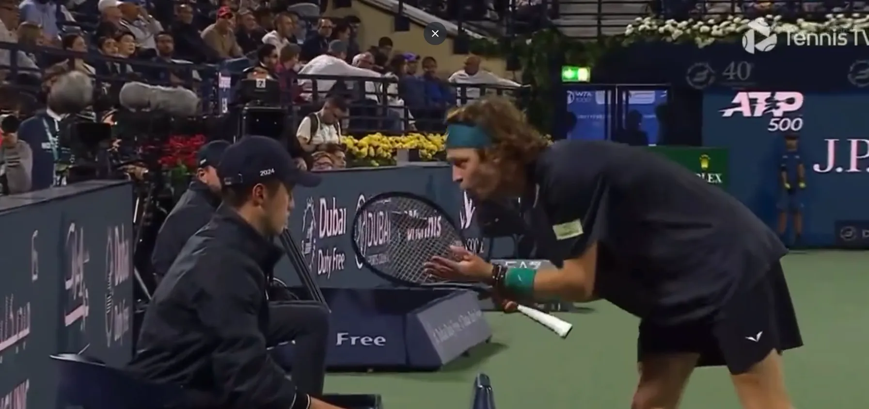 (VÍDEO) Andrey Rublev, expulsado del Torneo de Dubái tras perder la cabeza y ponerse a gritar a un juez de línea a la cara