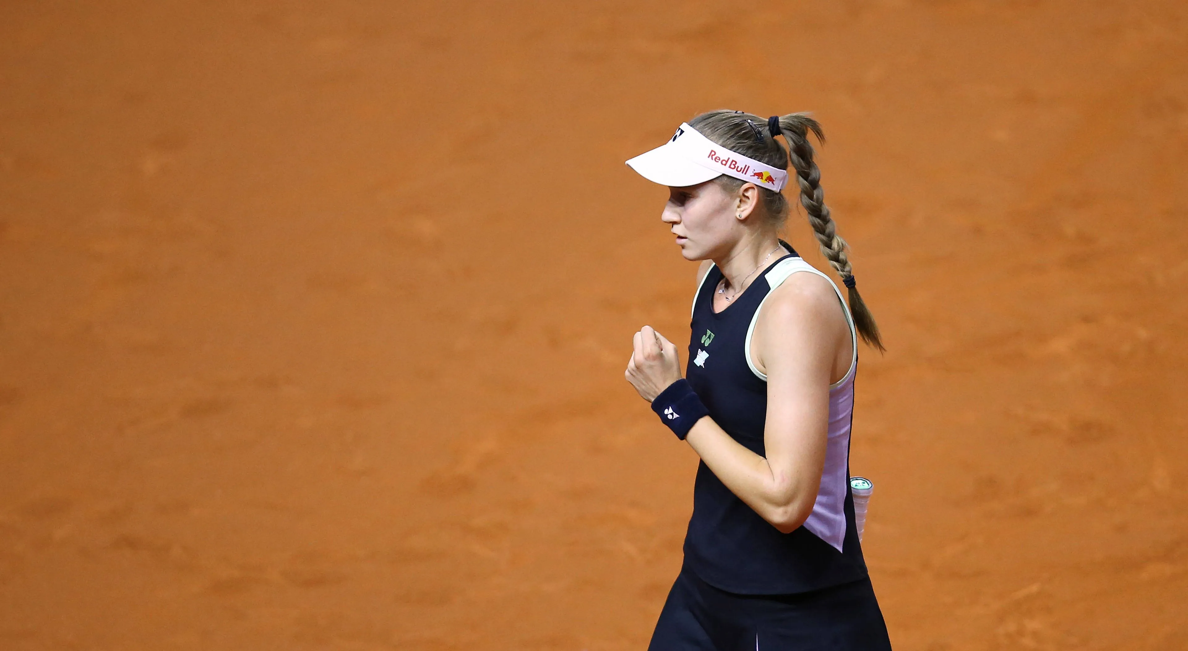 Elena RYBAKINA gewinnt den Porsche Tennis Grand Prix mit einem souveränem Sieg über Marta KOSTYUK