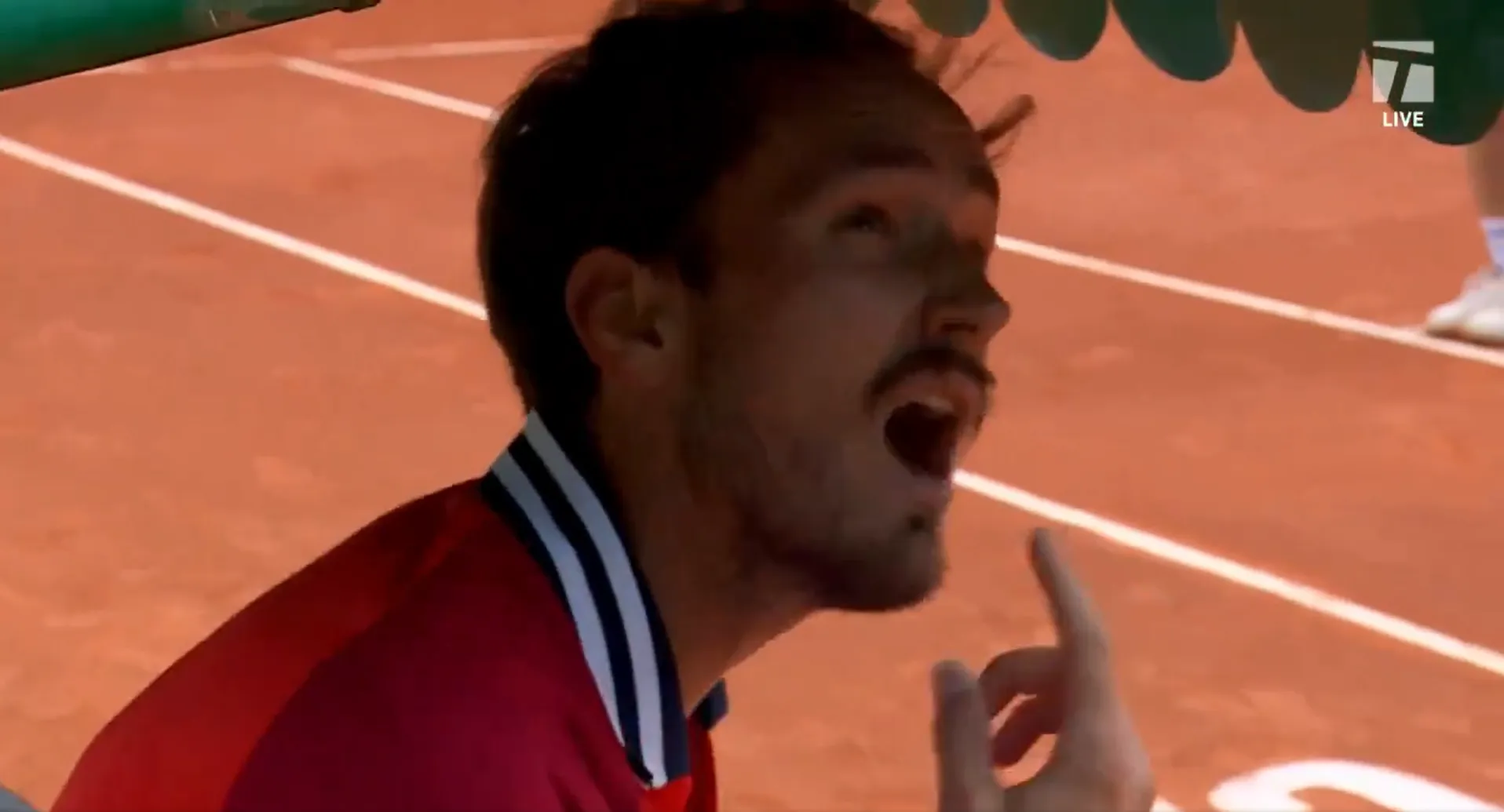 (VIDEO) Daniil Medvedev rastet während des Monte-Carlo Masters aus und lässt seinen Frust am Regenschirm aus