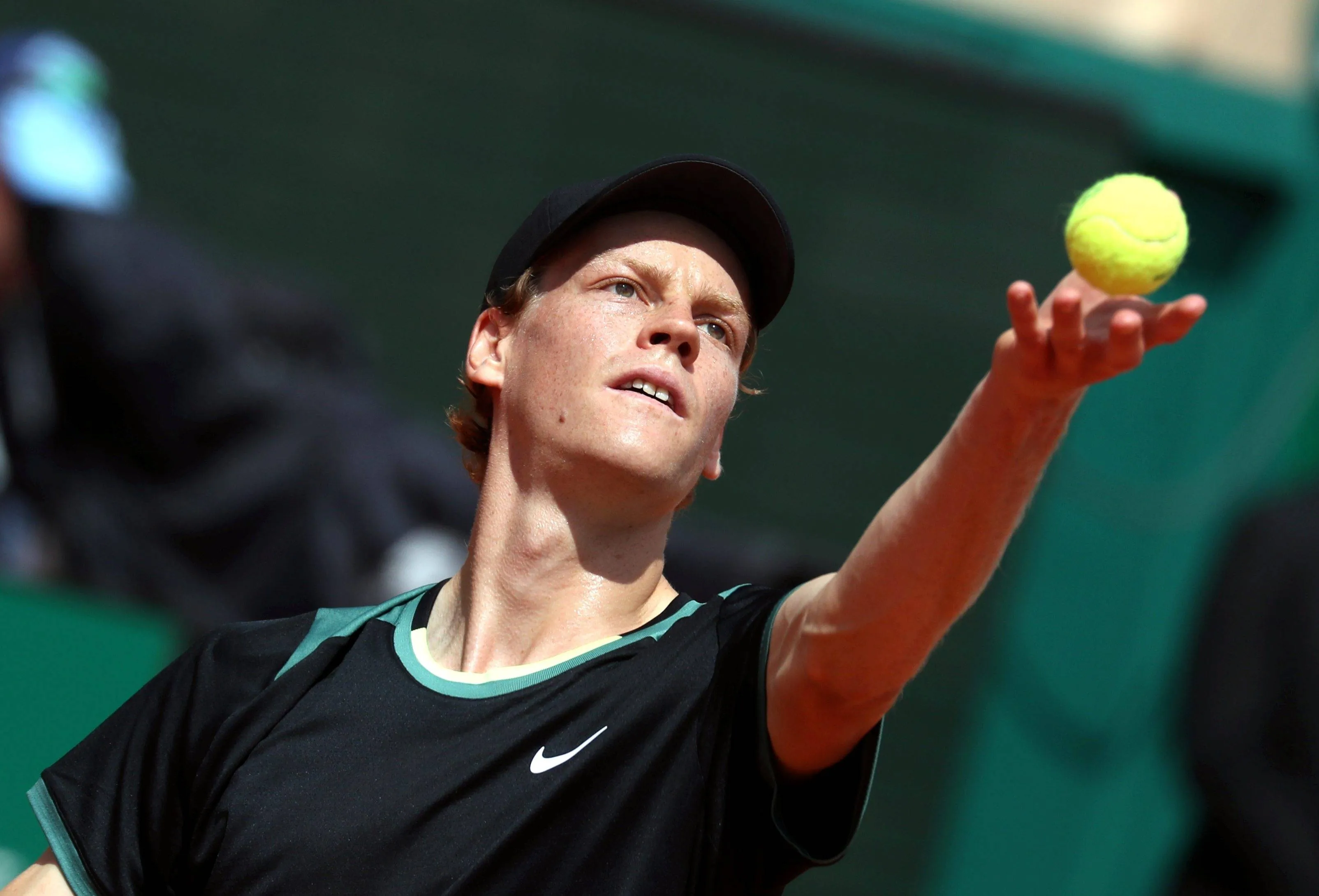 Jannik Sinner kehrt zum Aufwärmen für die Olympischen Spiele auf den kleineren Ascheplatz zurück und führt das Feld der Bastad Open an