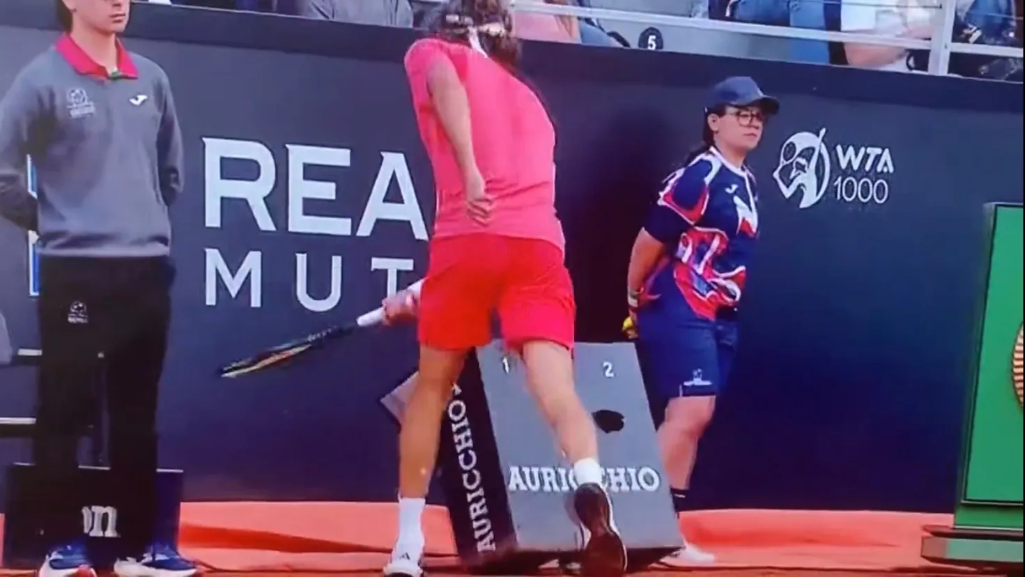 Schnellster Schläger-Zertrümmerer aller Zeiten bei den Rom Open 2024 - Stefanos Tsitsipas rastet fünf Minuten nach Matchbeginn gegen Struff in Nähe eines Ballmädchens aus