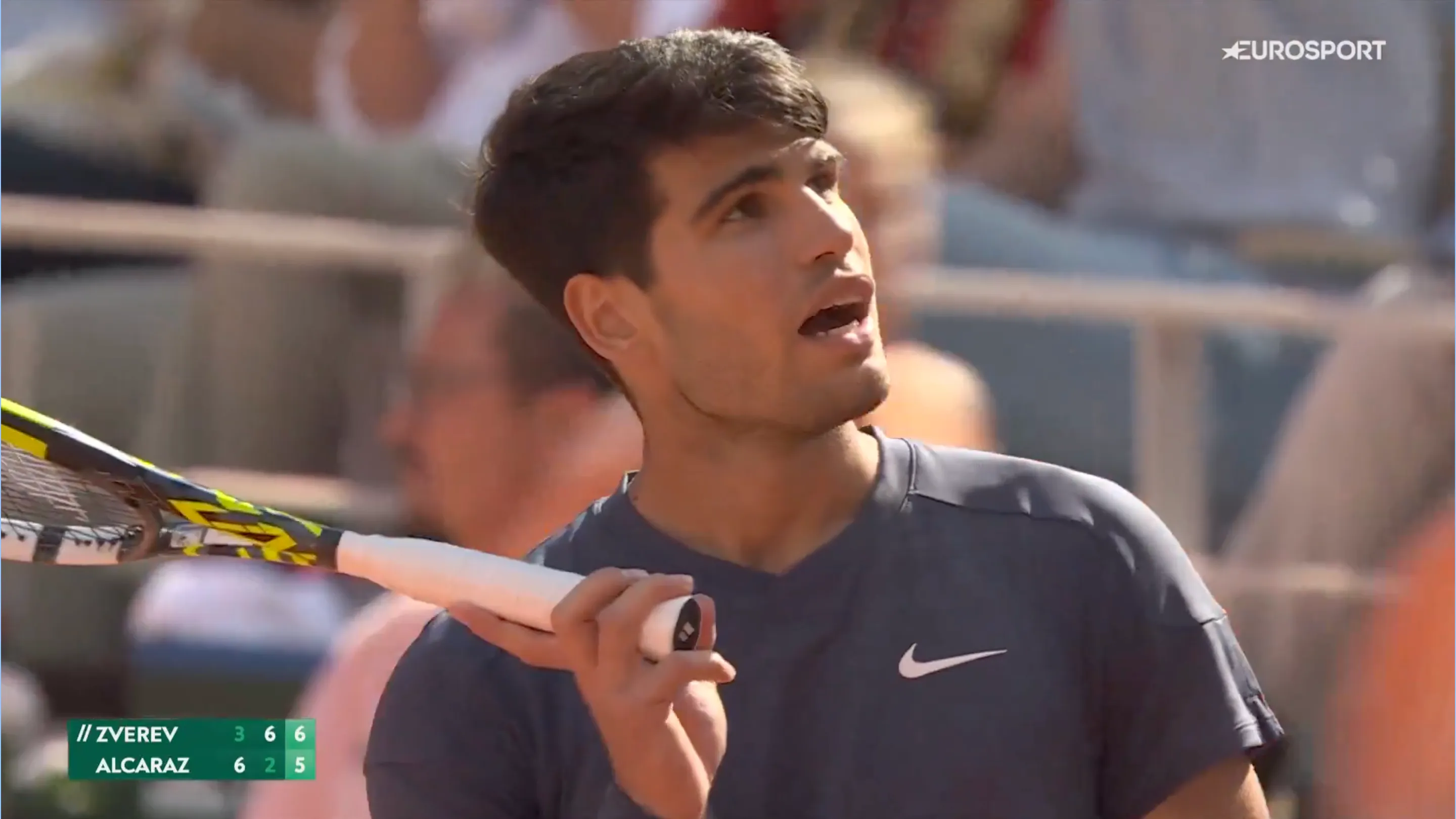 Nach verlorenem dritten Satz gegen Zverev im Finale von Roland Garros schimpft Carlos Alcaraz über die Qualität des Sandplatzes