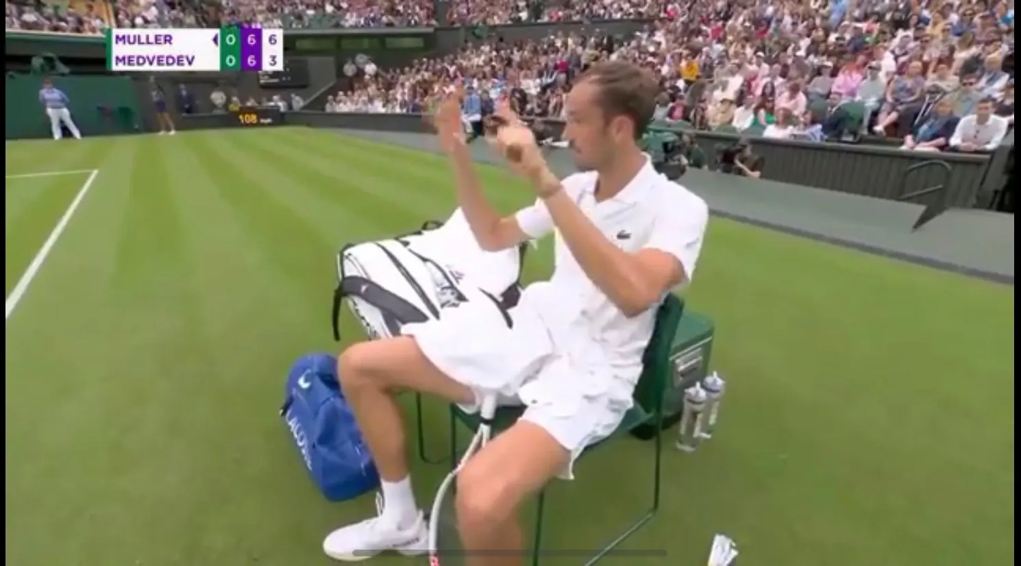 (VIDEO) Hilarious blunder as Daniil Medvedev thinks tiebreak is over by sitting down before losing it