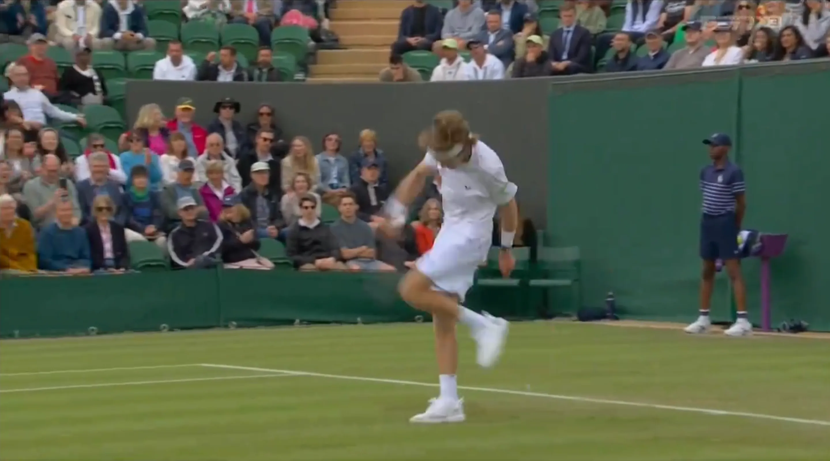 (VÍDEO) ¡Andrey Rublev vuelve a perder los papeles en Wimbledon! El ruso se golpea con la raqueta la rodilla con violencia