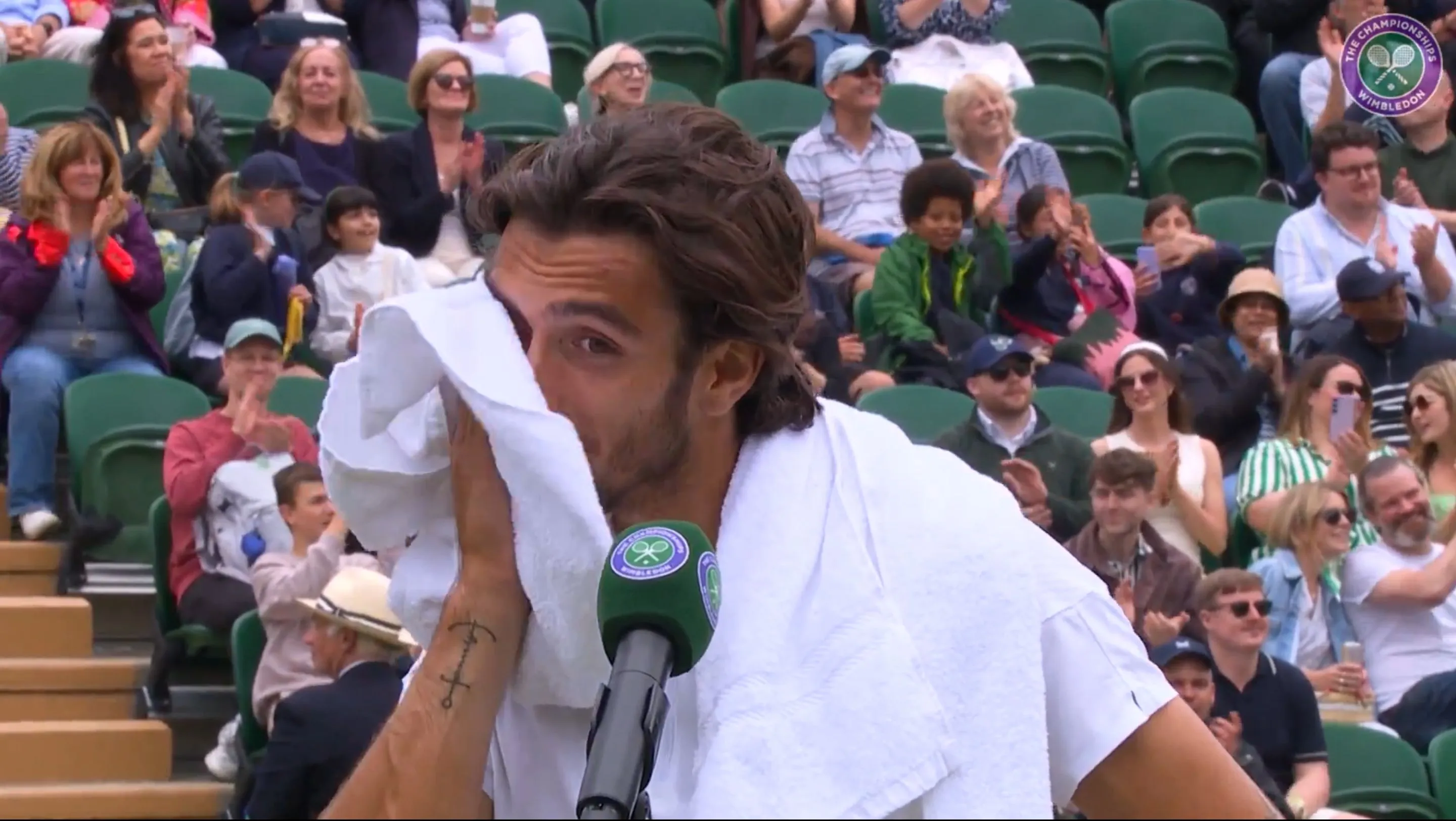 (VÍDEO) Lorenzo Musetti se echa a llorar tras clasificarse para cuartos de final en Wimbledon por primera vez