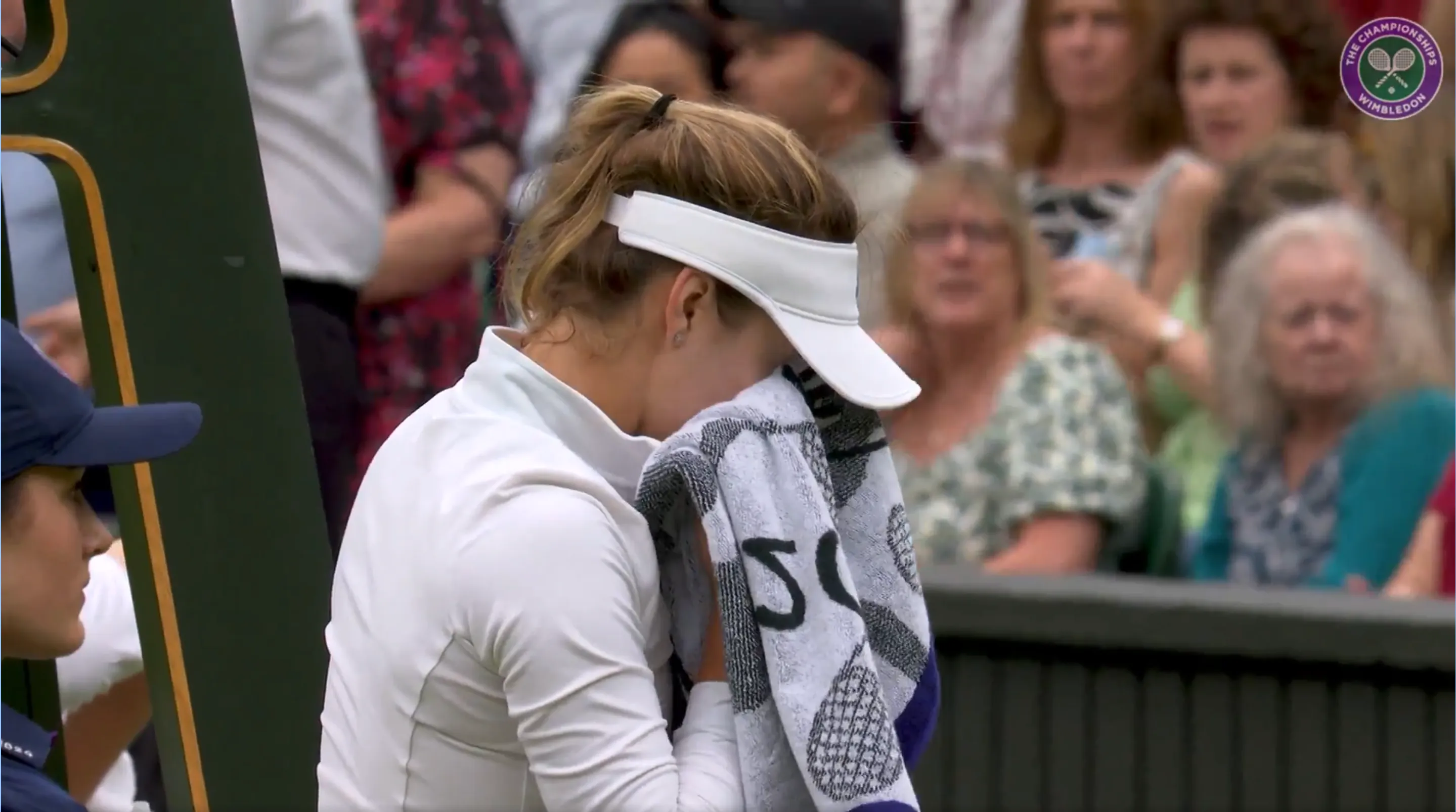(VÍDEO) Anna Kalinskaya se retirada lesionada de Wimbledon ante la atenta mirada de su novio Jannik Sinner
