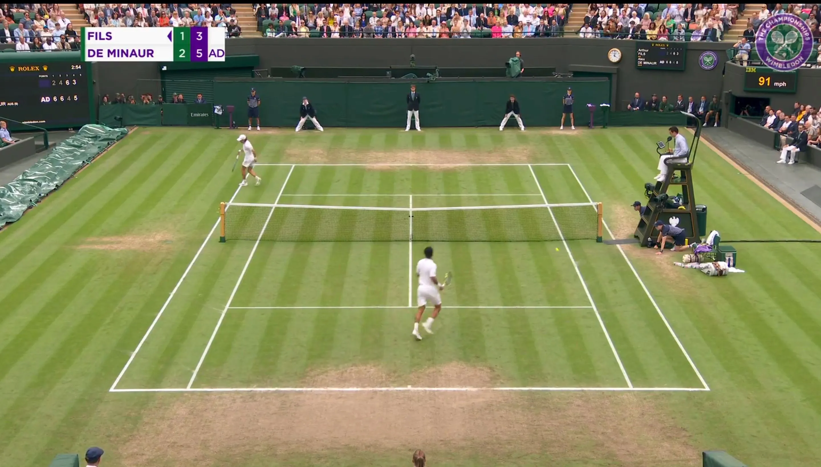 Besorgniserregende Reaktion von Alex de Minaur, als sich der Australier bei seinem ersten Wimbledon-Viertelfinale verletzt (VIDEO)
