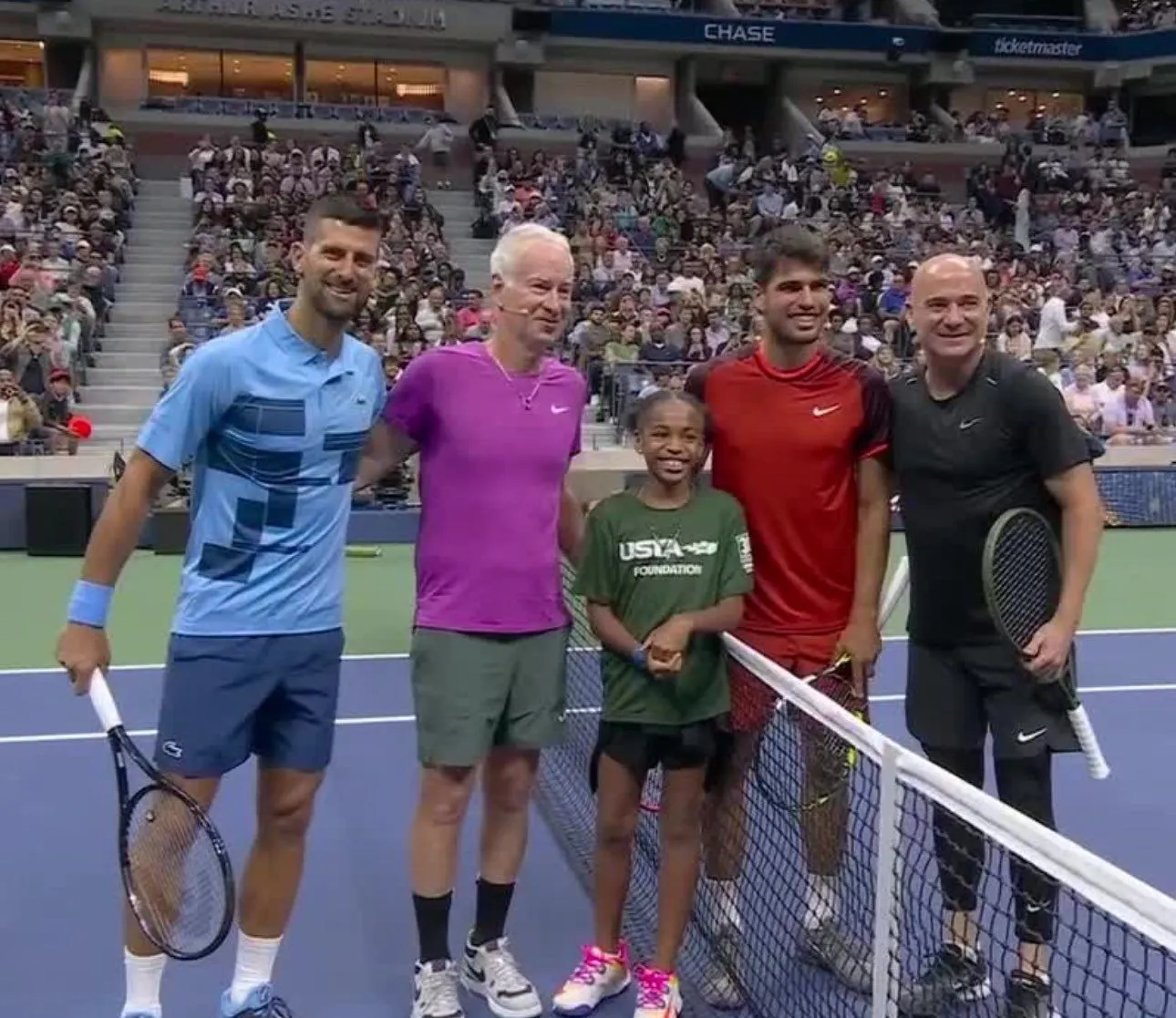 Novak Djokovic y John McEnroe se imponen a Carlos Alcaraz y Andre Agassi en una emocionante exhibición previa al US Open
