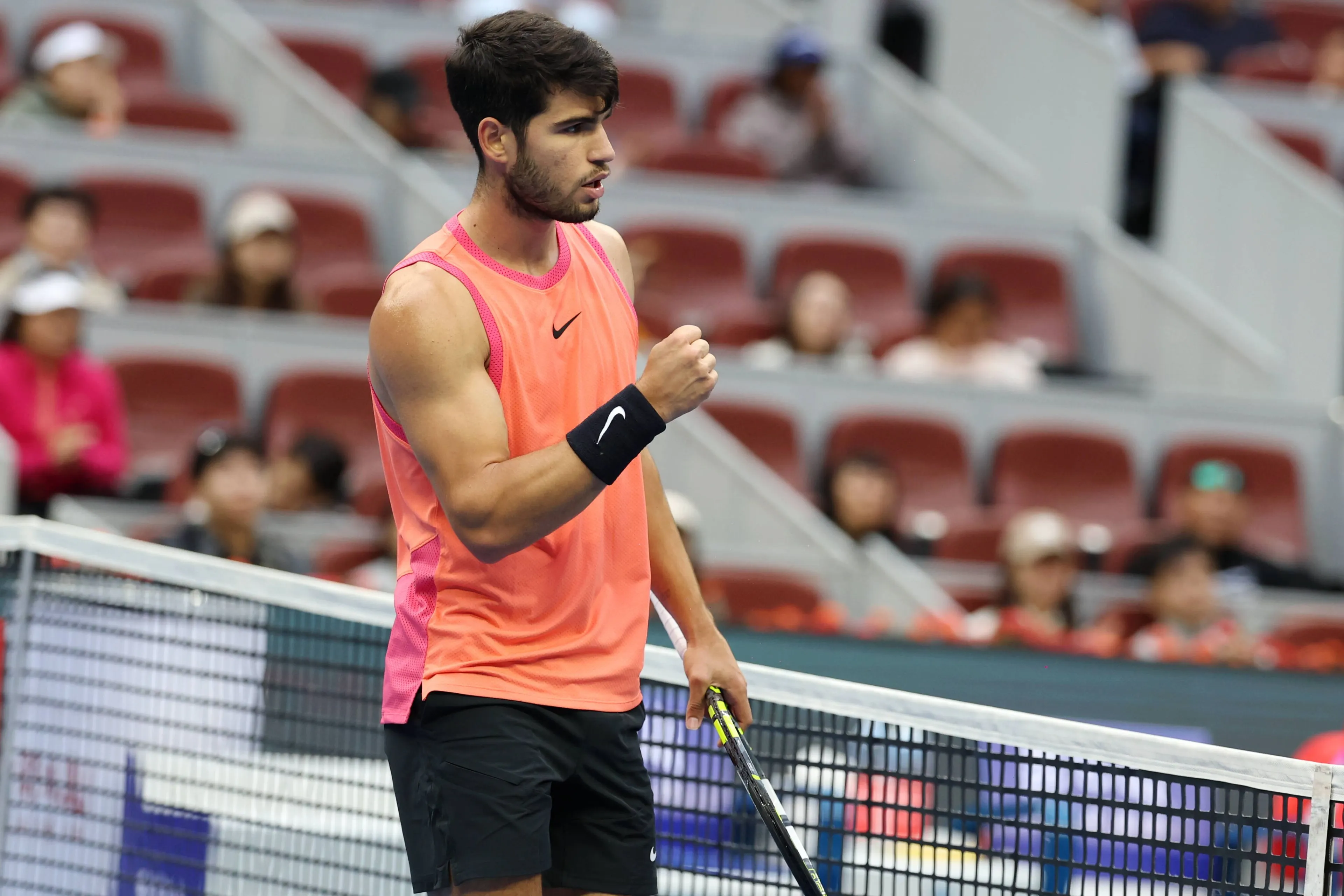 Carlos Alcaraz debütiert bei den Shanghai Masters mit einem klaren Sieg