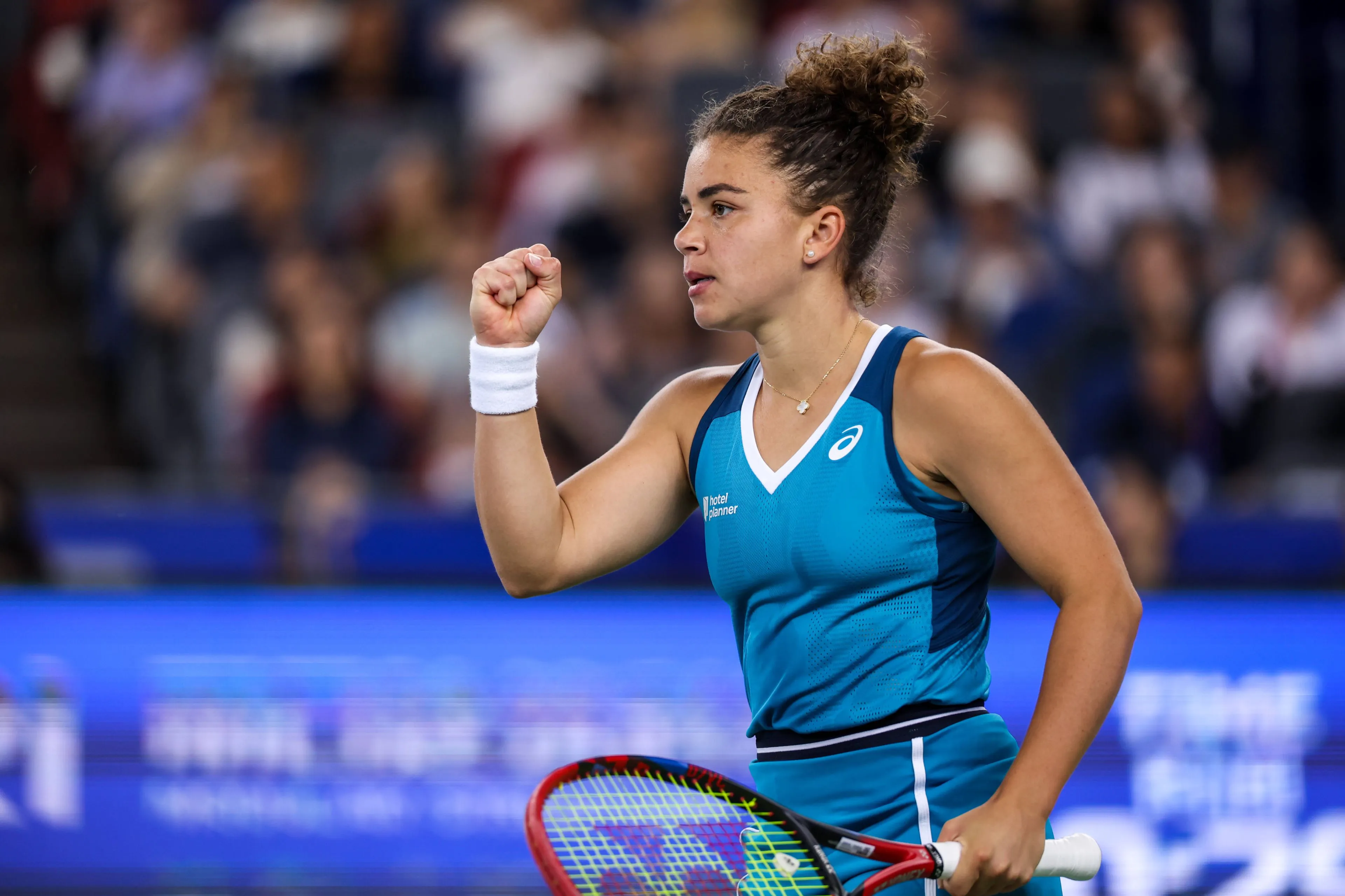 Nick Kyrgios und Jasmine Paolini brechen in Gelächter aus, als der Schlag von Andrey Rublev über ihre Köpfe hinwegfliegt
