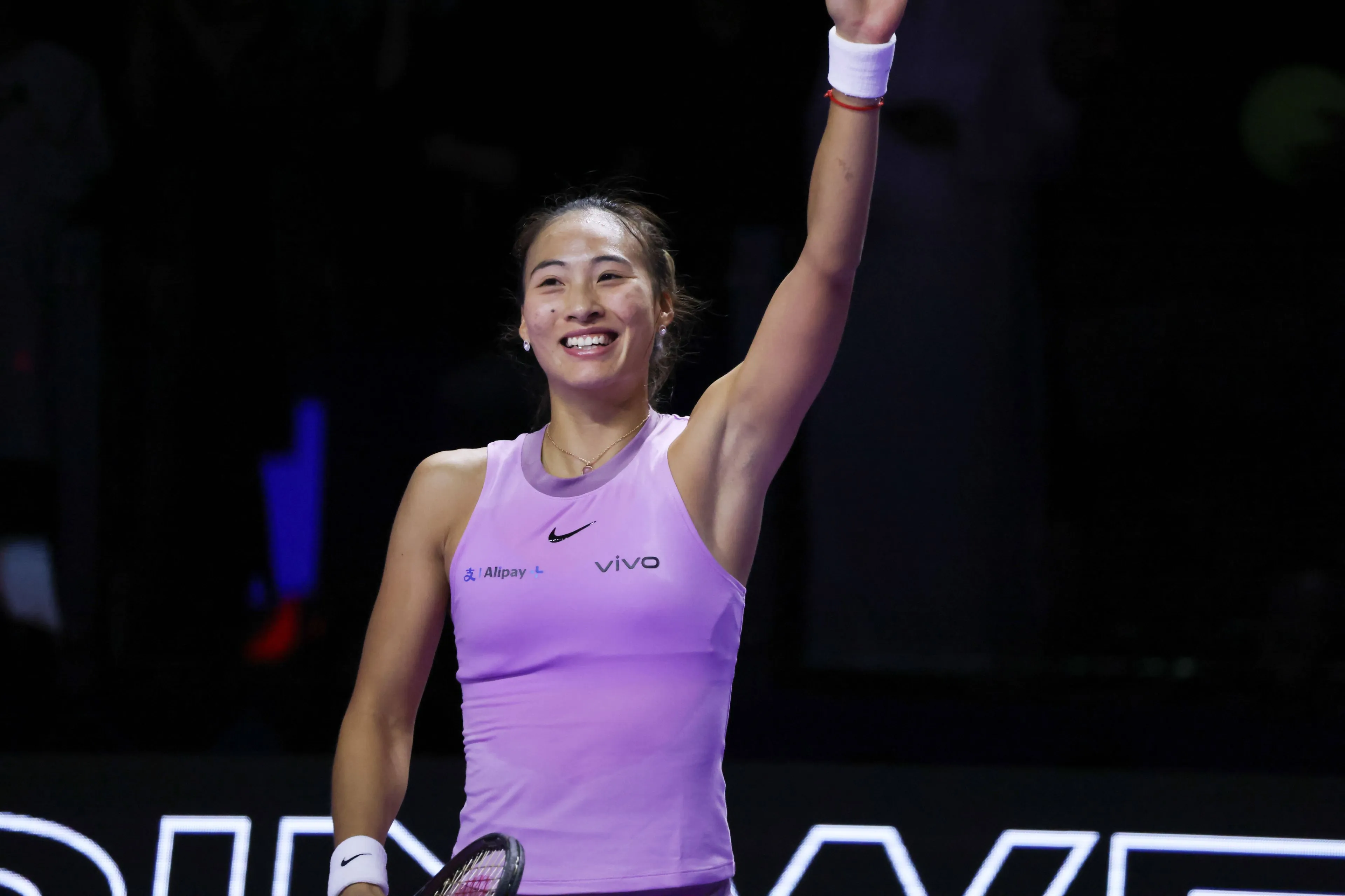 Zheng Qinwen derrota con autoridad a Anca Todoni e inicia con éxito su campaña en el Open de Australia 2025