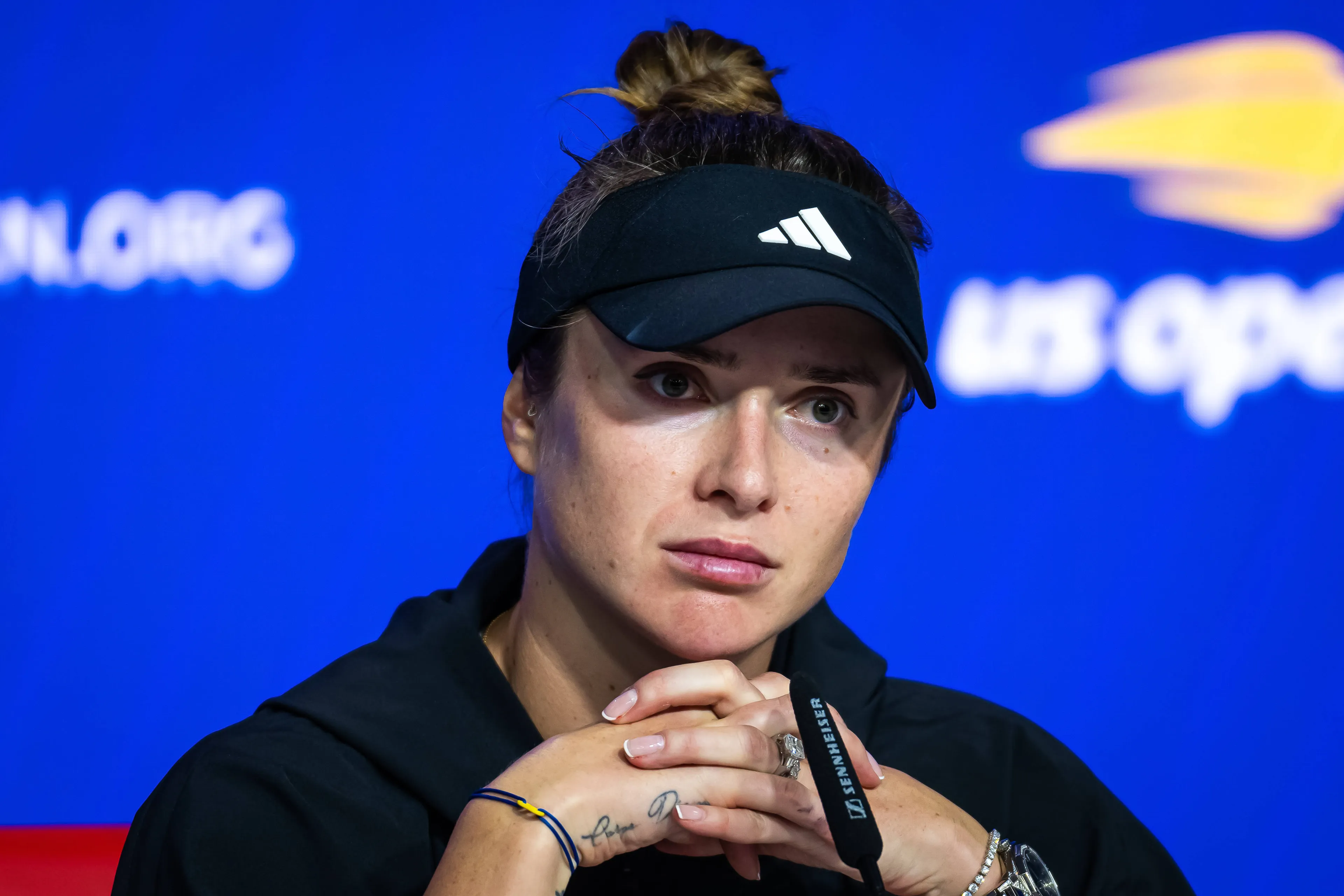 Elina Svitolina rinde homenaje a los soldados ucranianos y sostiene un lanzacohetes en Járkov: "Este es mi país, mi gente, mis héroes"